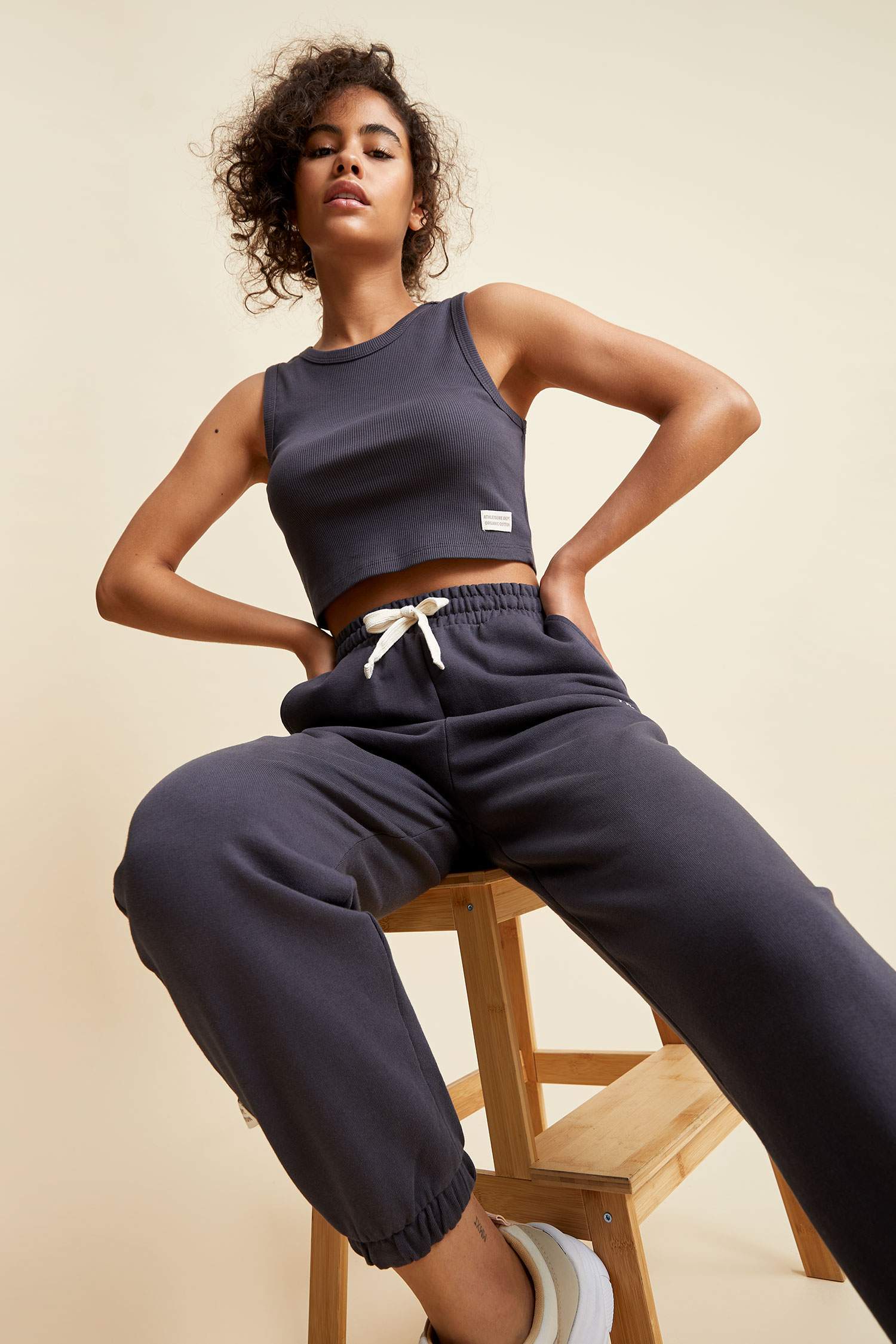 Organik Pamuklu Bisiklet Yaka Arma Detaylı Kaşkorse Crop Atlet