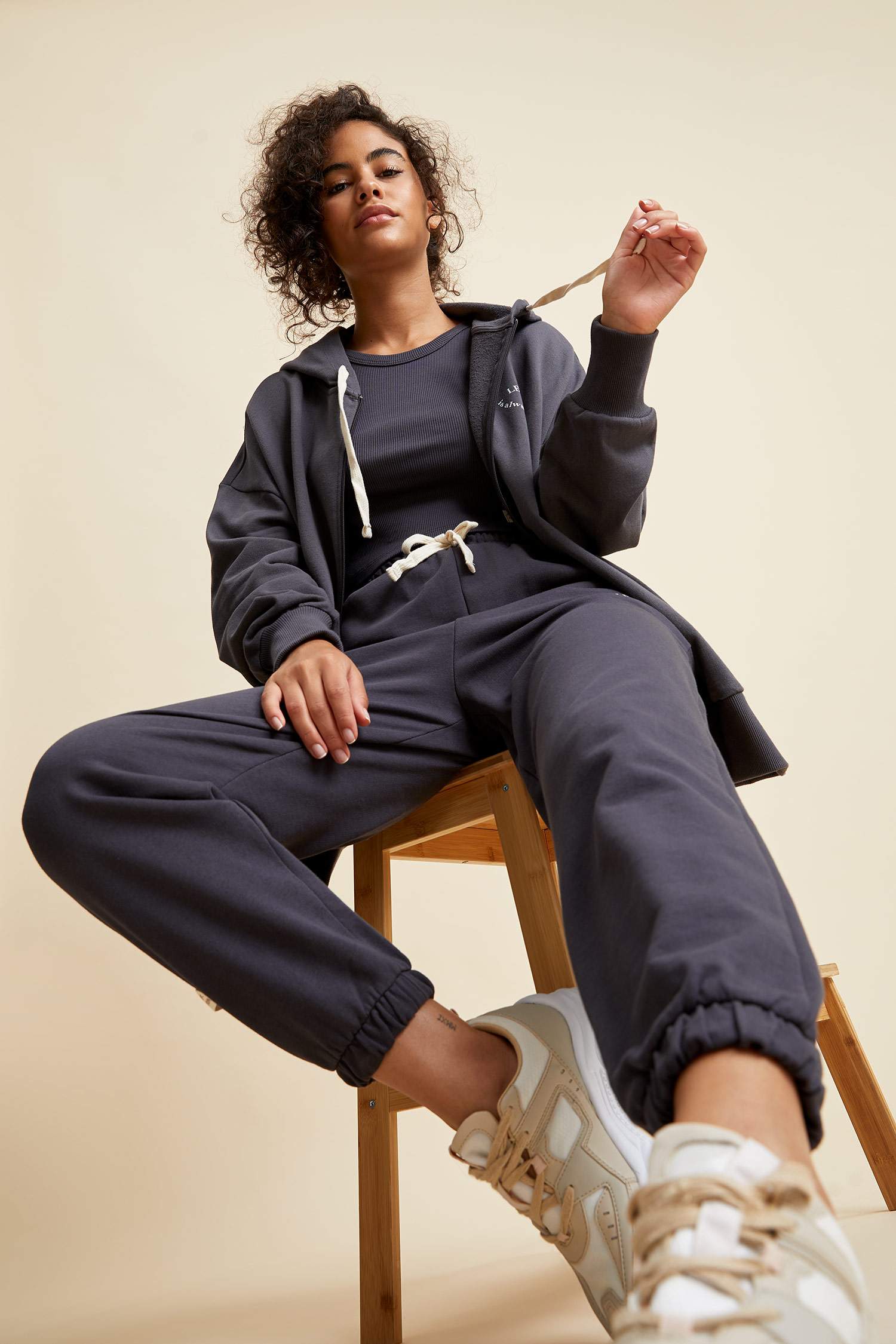 Organik Pamuklu Kapüşonlu Oversize Fit Cep Detaylı Fermuarlı Sweat Hırka