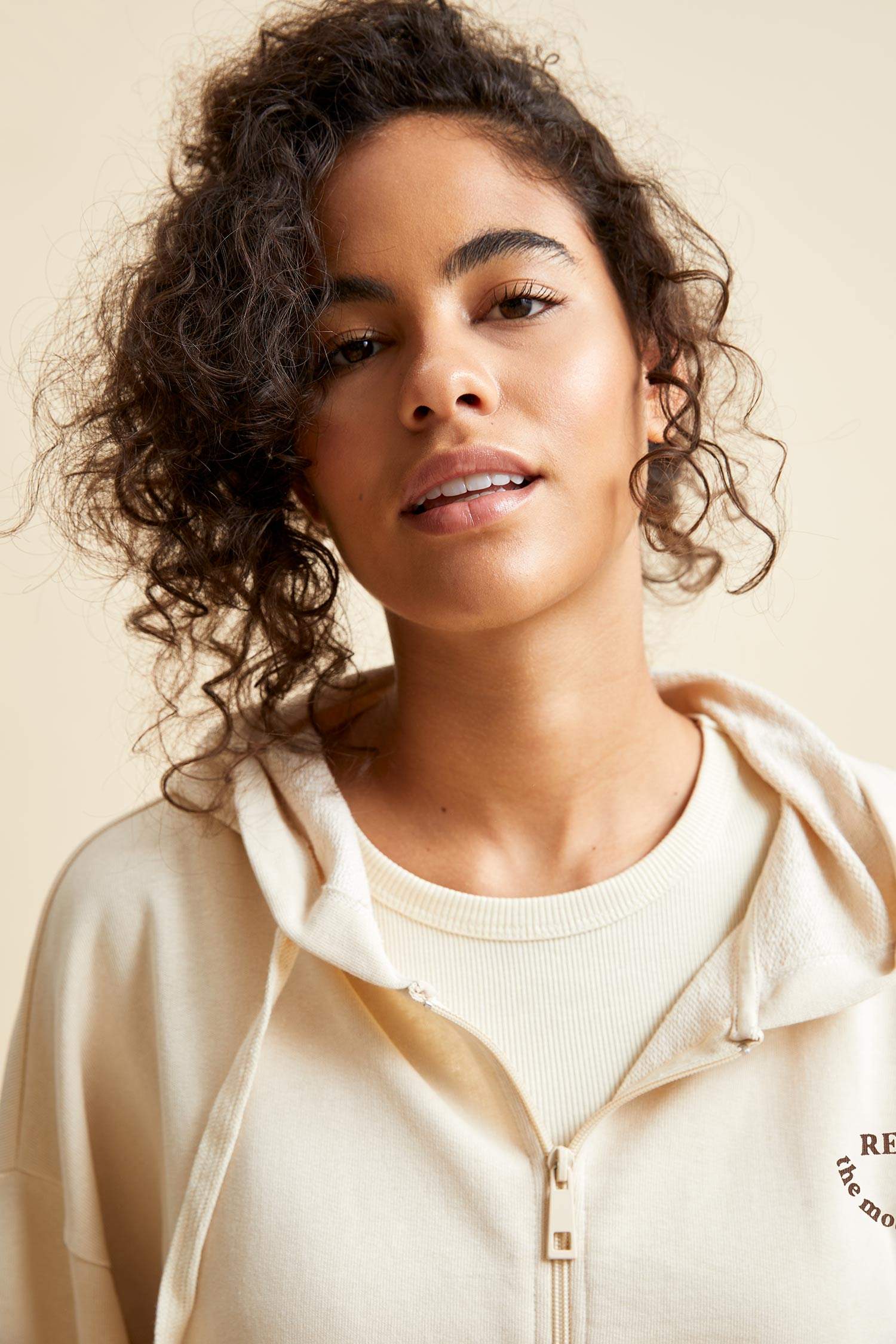Organik Pamuklu Kapüşonlu Oversize Fit Cep Detaylı Fermuarlı Sweat Hırka