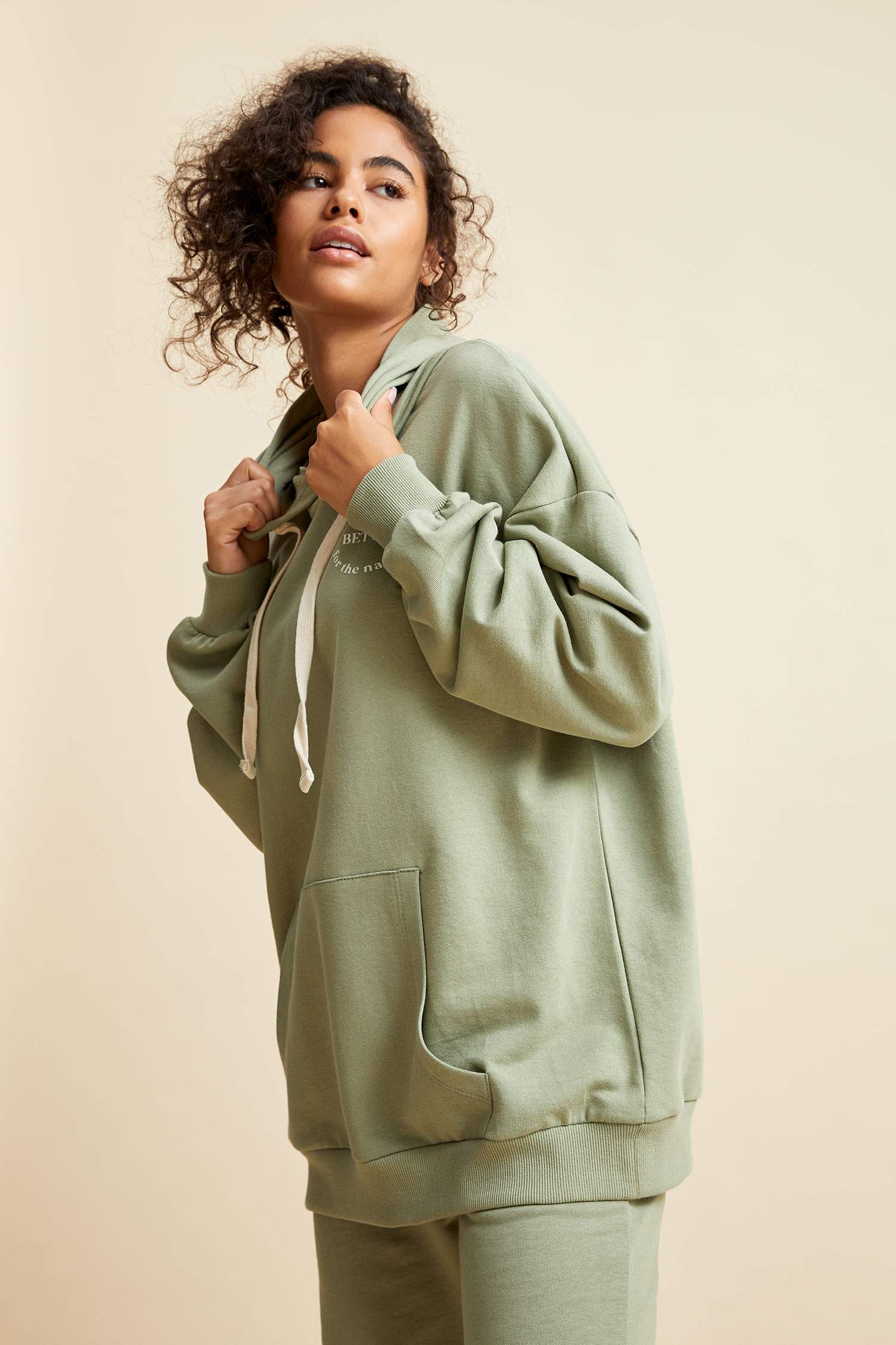Slogan Baskılı Organik Pamuklu Cepli Kapüşonlu Oversize Fit Sweatshirt