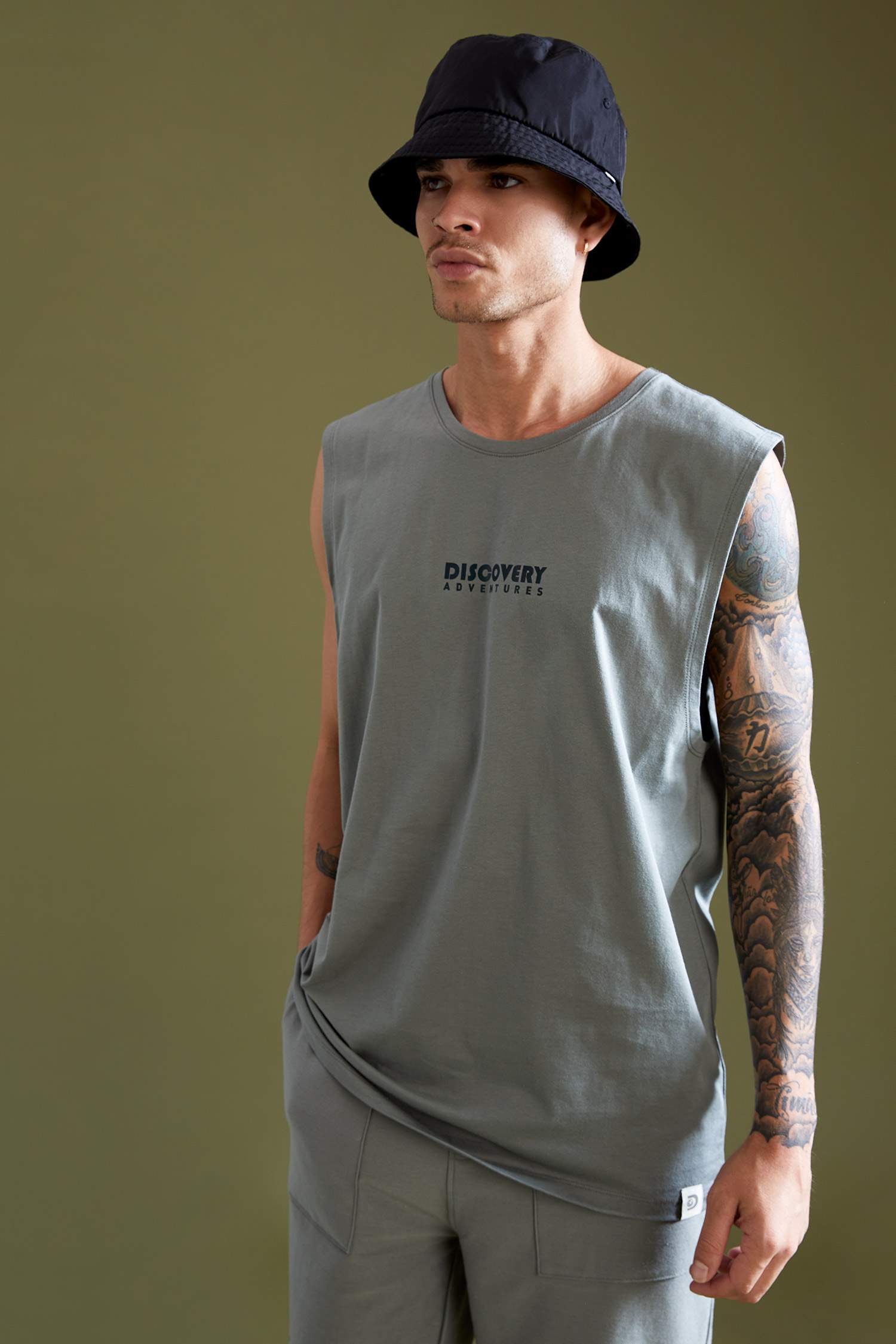 Discovery Adventures Lisanslı Oversize Fit Bisiklet Yaka Sırt Baskılı Kolsuz Tişört