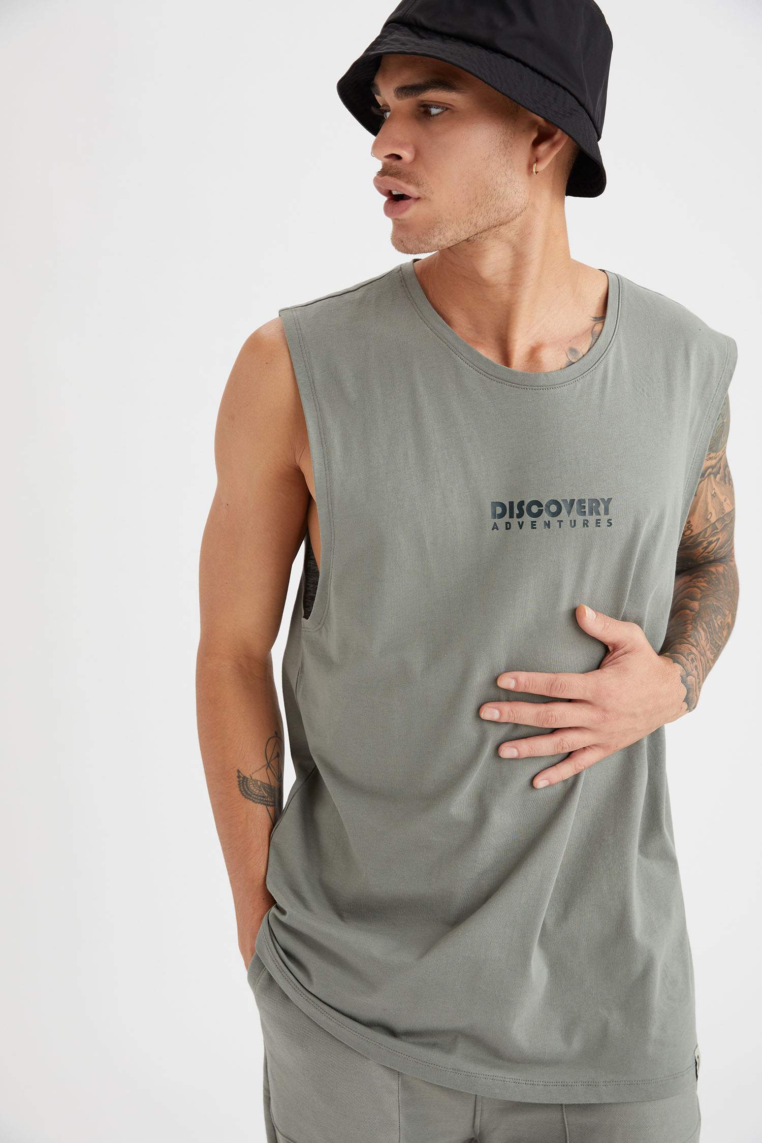 Discovery Adventures Lisanslı Oversize Fit Bisiklet Yaka Sırt Baskılı Kolsuz Tişört