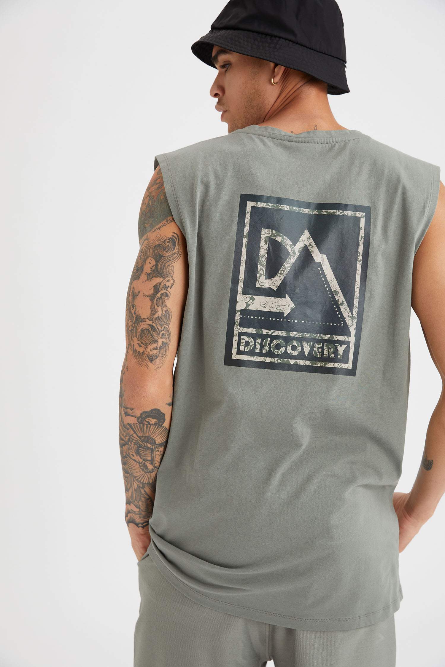 Discovery Adventures Lisanslı Oversize Fit Bisiklet Yaka Sırt Baskılı Kolsuz Tişört