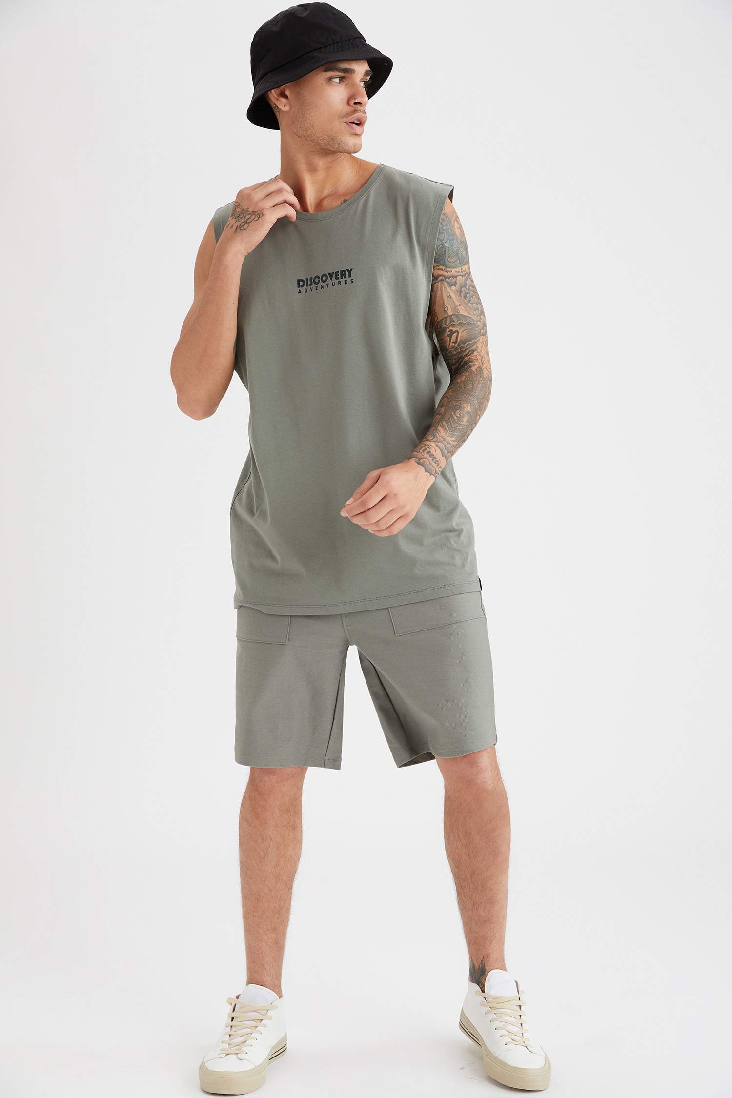 Discovery Adventures Lisanslı Oversize Fit Bisiklet Yaka Sırt Baskılı Kolsuz Tişört