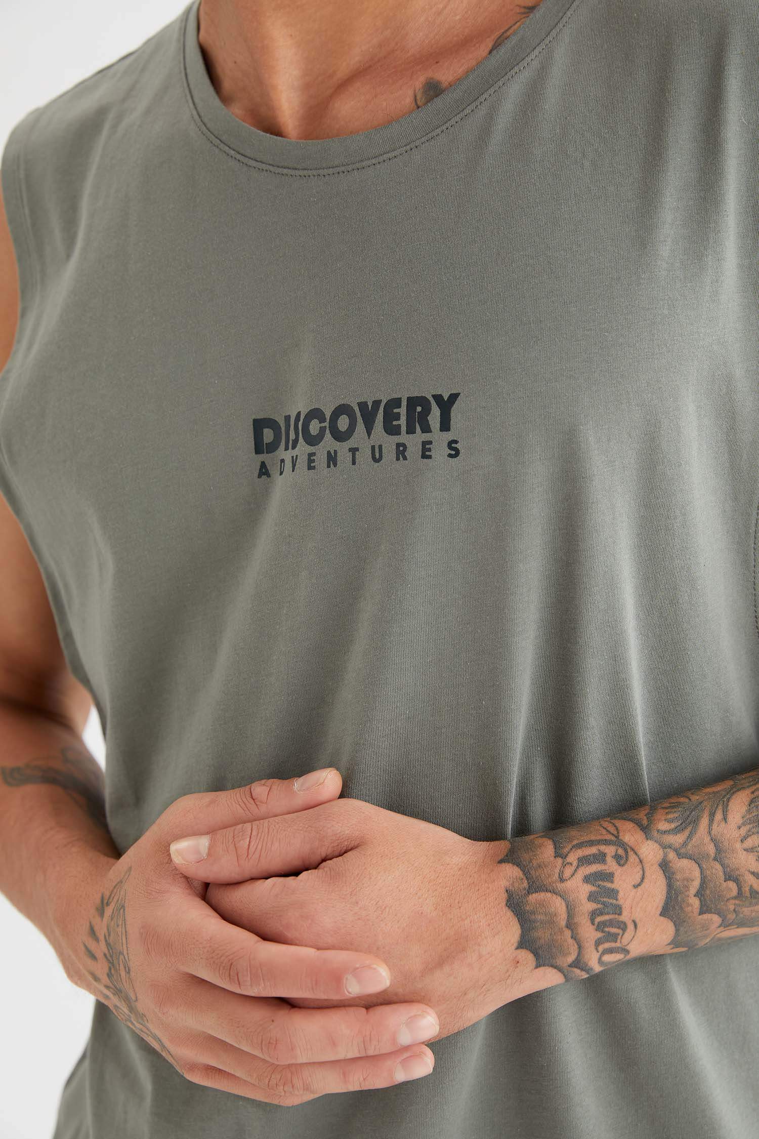 Discovery Adventures Lisanslı Oversize Fit Bisiklet Yaka Sırt Baskılı Kolsuz Tişört