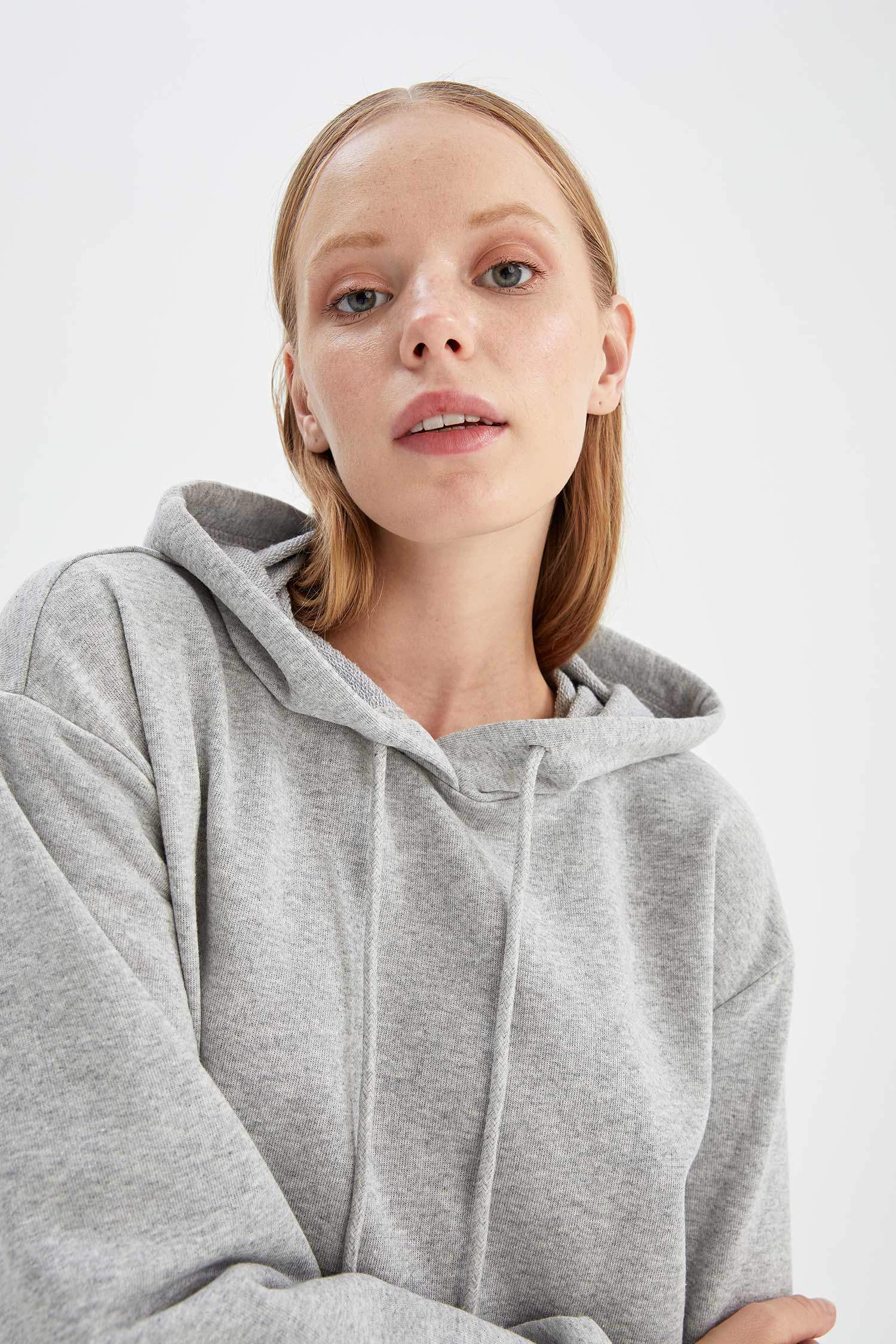 Basic Kapüşonlu Relax Fit İçi Yumuşak Tüylü Sweatshirt