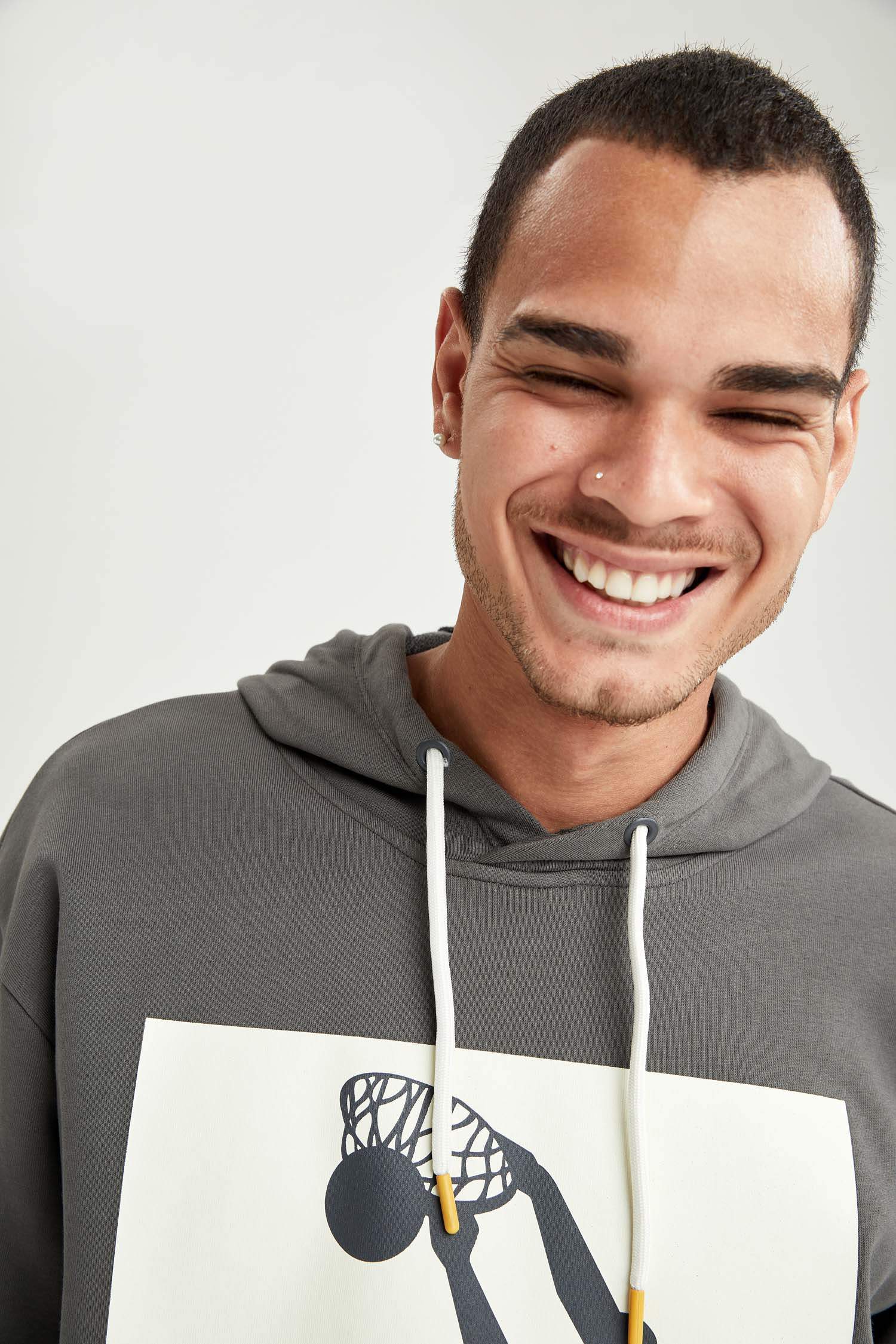 Shaquille O'Neal Lisanslı Oversize Fit Kapüşonlu Sırt Baskılı Sweatshirt
