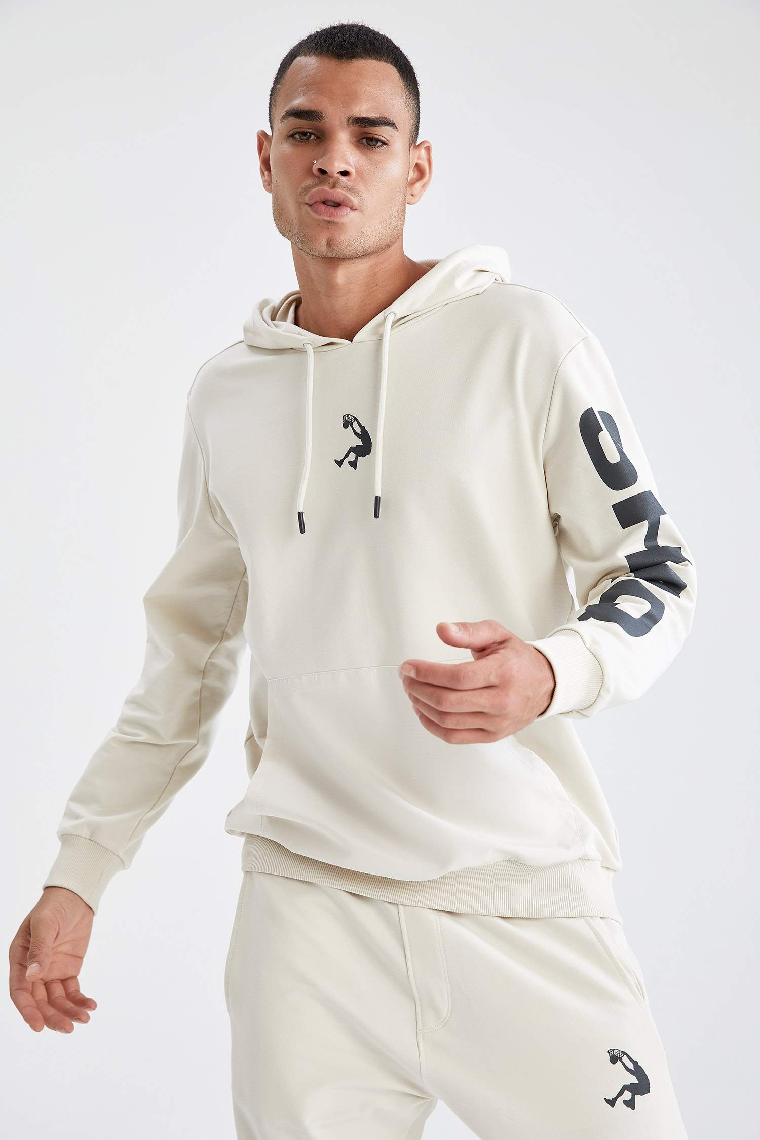 Shaquille O'Neal Lisanslı Standart Fit Kapüşonlu Uzun Kollu Sweatshirt
