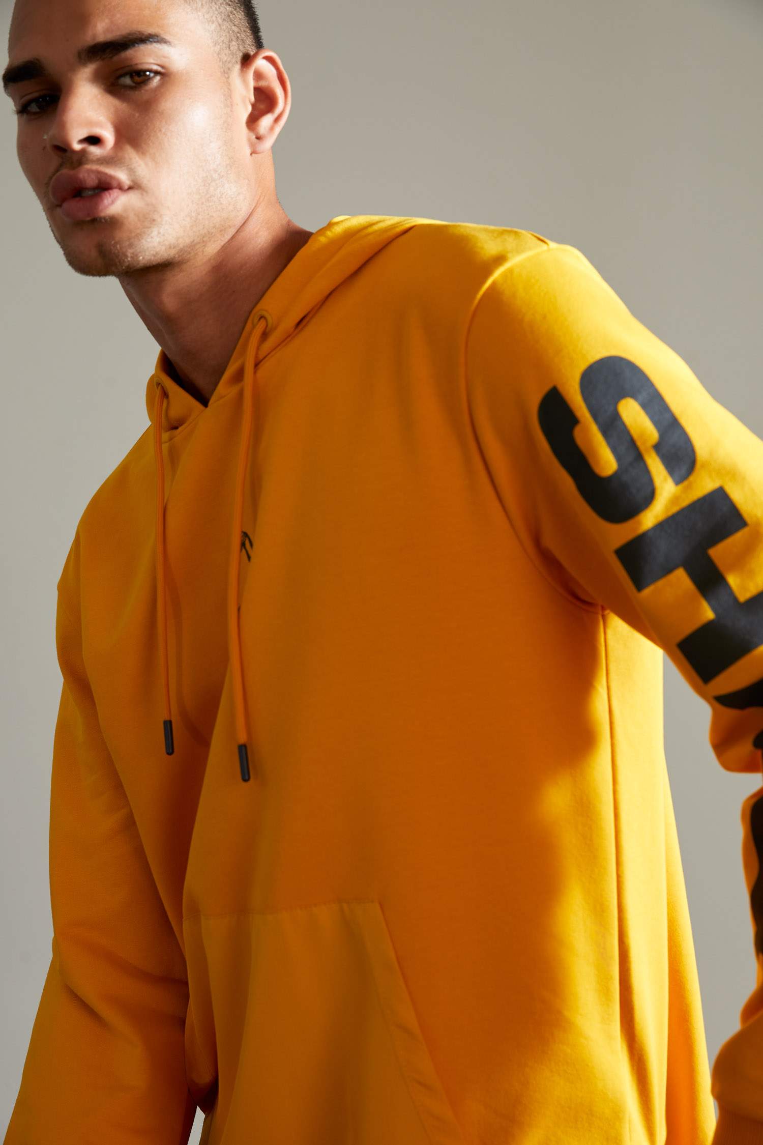 Shaquille O'Neal Lisanslı Standart Fit Kapüşonlu Uzun Kollu Sweatshirt