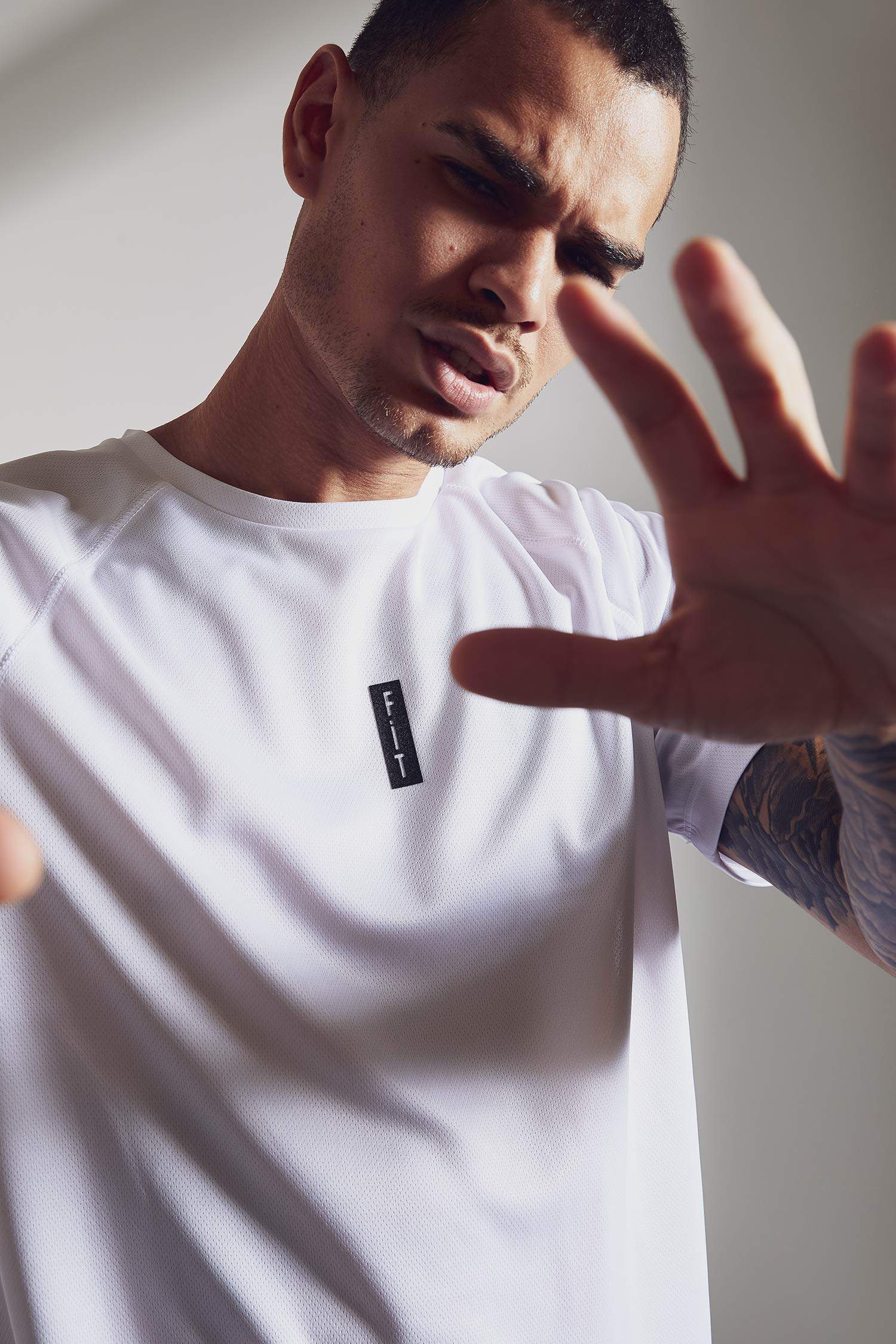 Slim Fit Bisiklet Yaka Yazı Baskılı Teknik Kumaşlı Spor Tişört