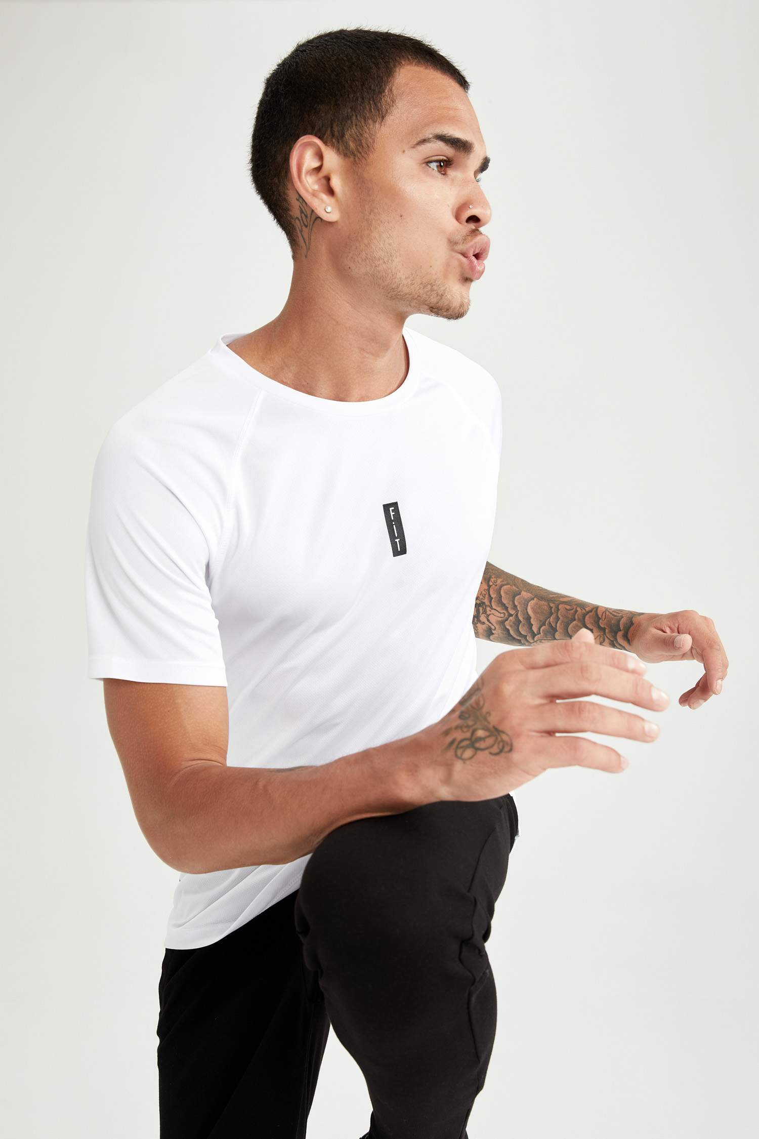 Slim Fit Bisiklet Yaka Yazı Baskılı Teknik Kumaşlı Spor Tişört