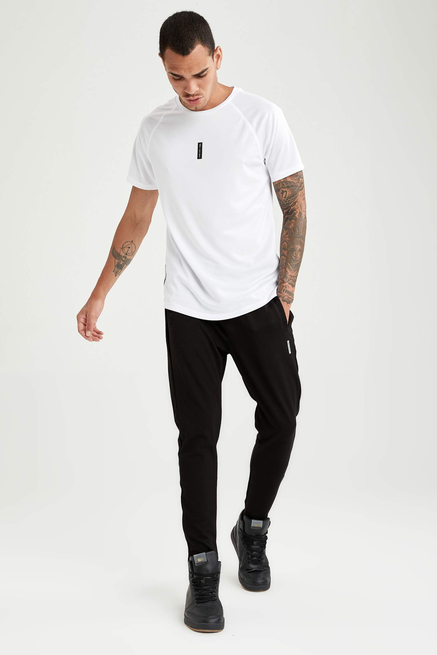 Slim Fit Bisiklet Yaka Yazı Baskılı Teknik Kumaşlı Spor Tişört
