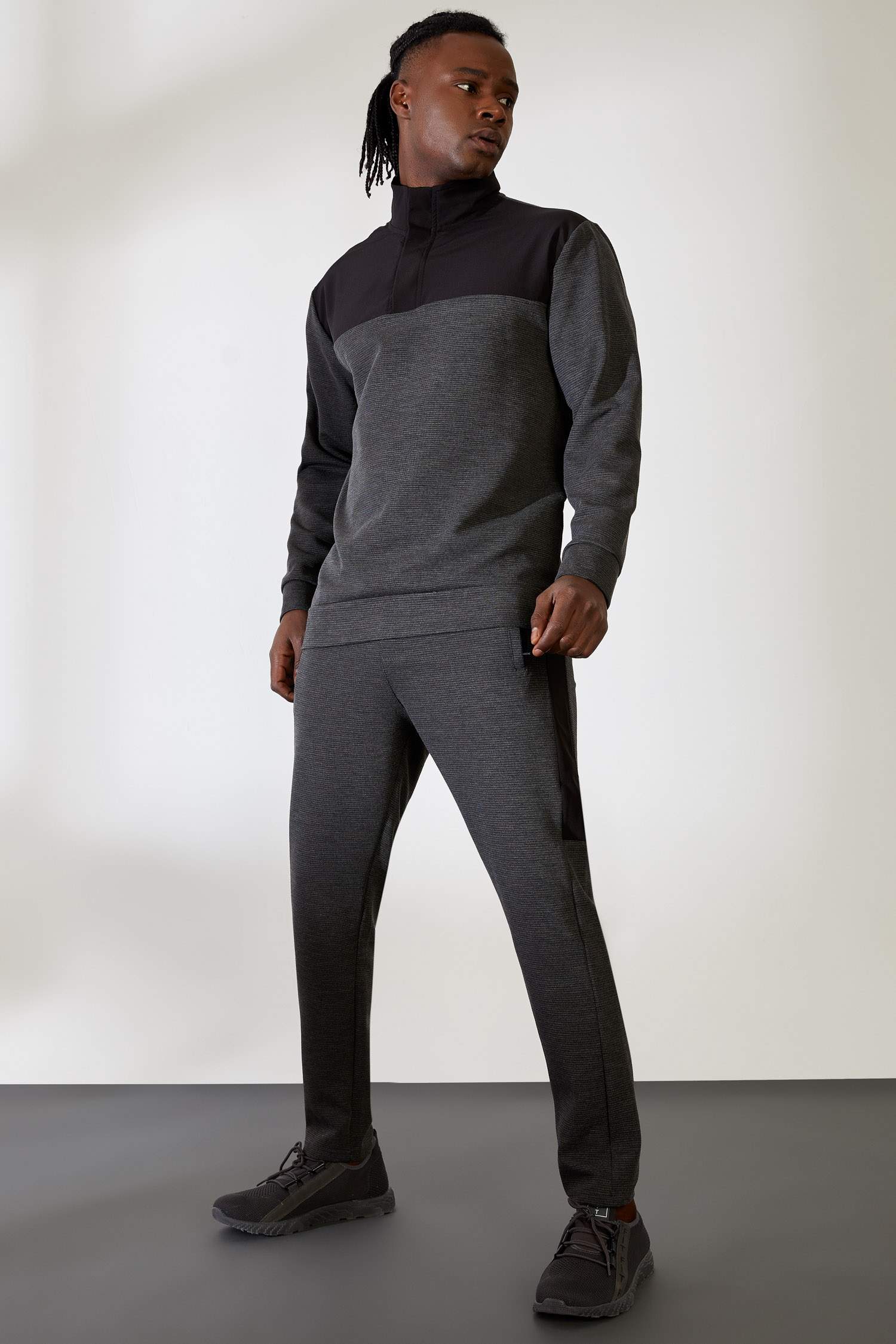 Standart Fit Dik Yaka Uzun Kollu Spor Sweatshirt