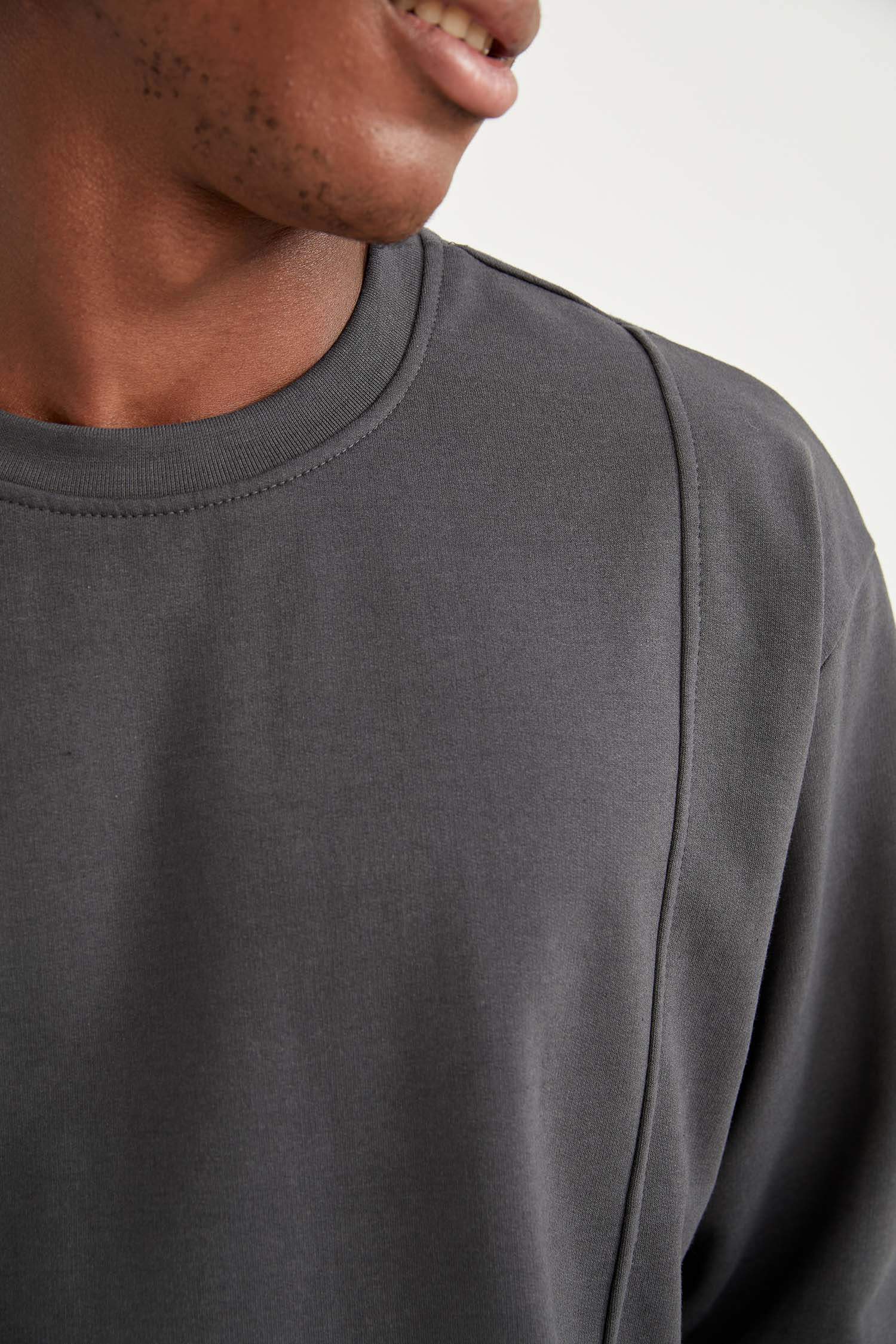 Oversize Fit Bisiklet Yaka Basic Sweatshirt