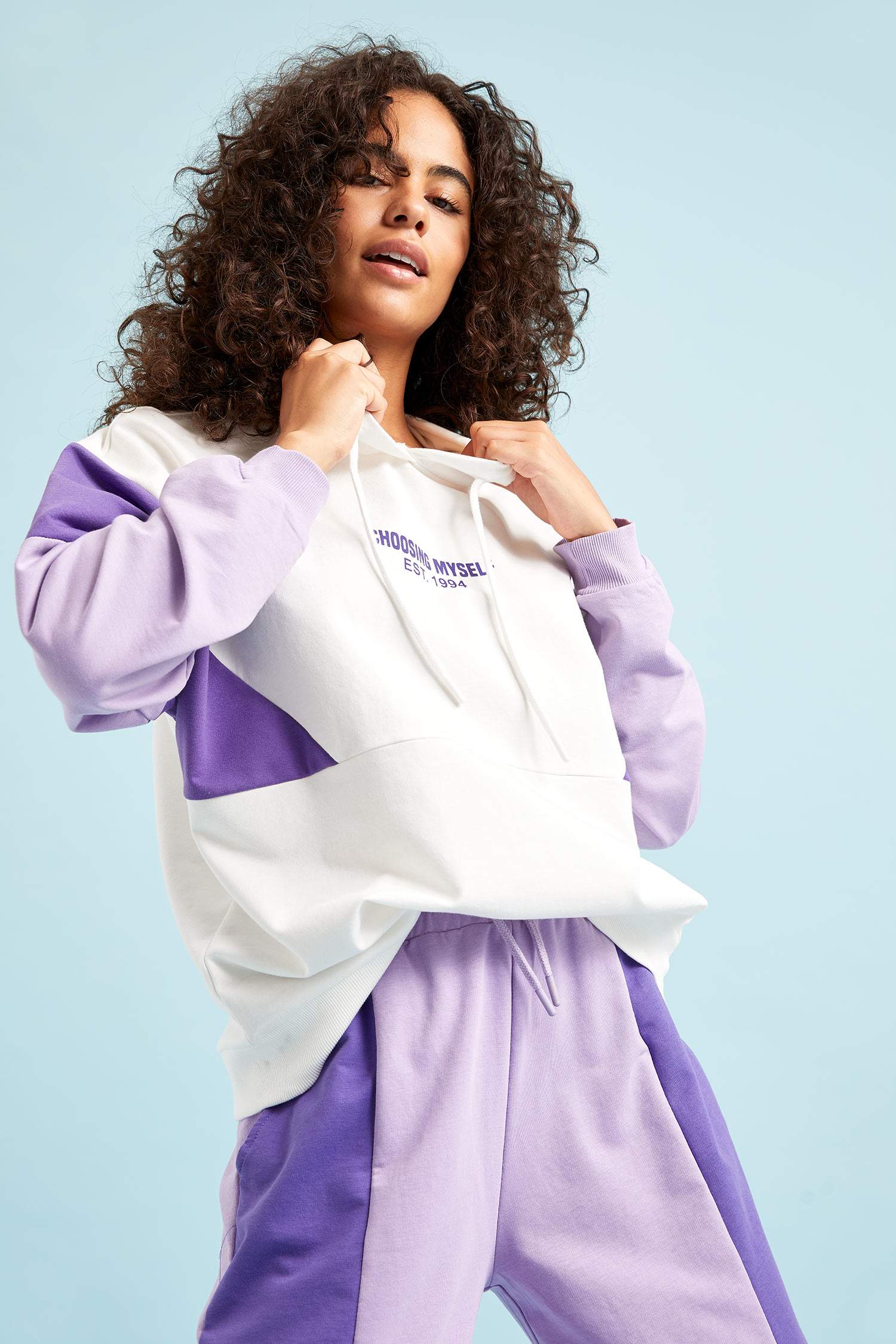 Renk Bloklu Kapüşonlu Yazı Baskılı İçi Yumuşak Tüylü Spor Sweatshirt
