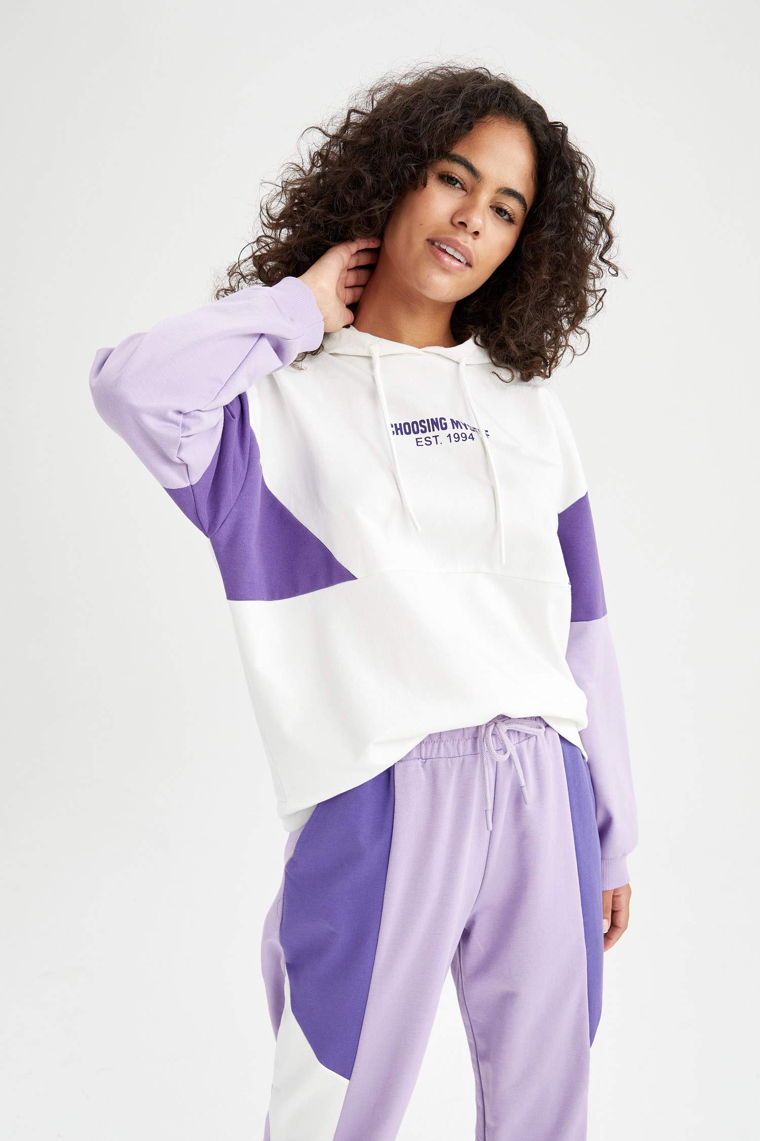 Renk Bloklu Kapüşonlu Yazı Baskılı İçi Yumuşak Tüylü Spor Sweatshirt