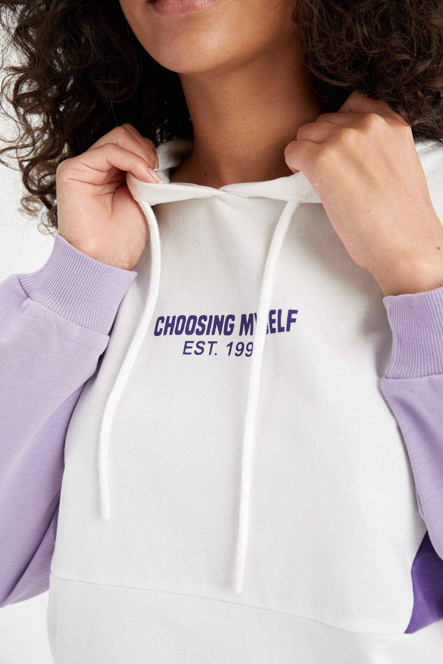 Renk Bloklu Kapüşonlu Yazı Baskılı İçi Yumuşak Tüylü Spor Sweatshirt