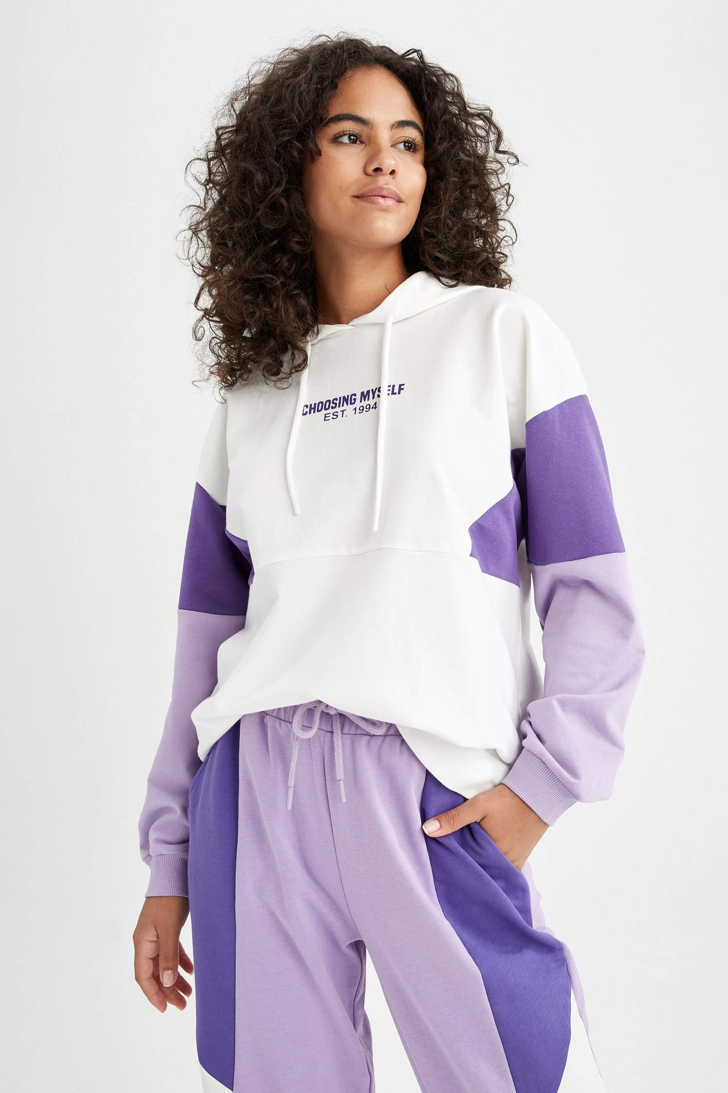Renk Bloklu Kapüşonlu Yazı Baskılı İçi Yumuşak Tüylü Spor Sweatshirt