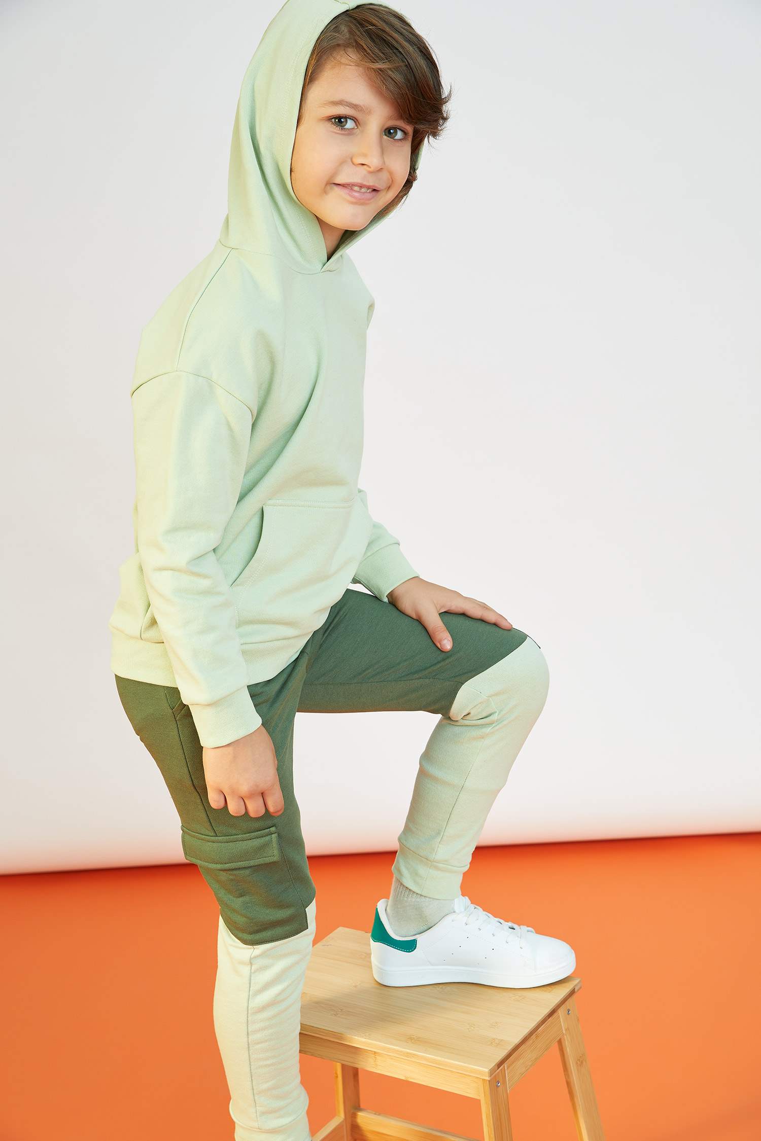 Erkek Çocuk Regular Fit Sırt Baskılı Kapüşonlu Kanguru Cepli Sweatshirt