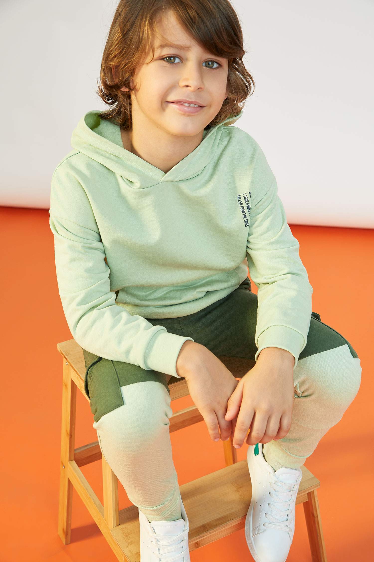 Erkek Çocuk Regular Fit Sırt Baskılı Kapüşonlu Kanguru Cepli Sweatshirt
