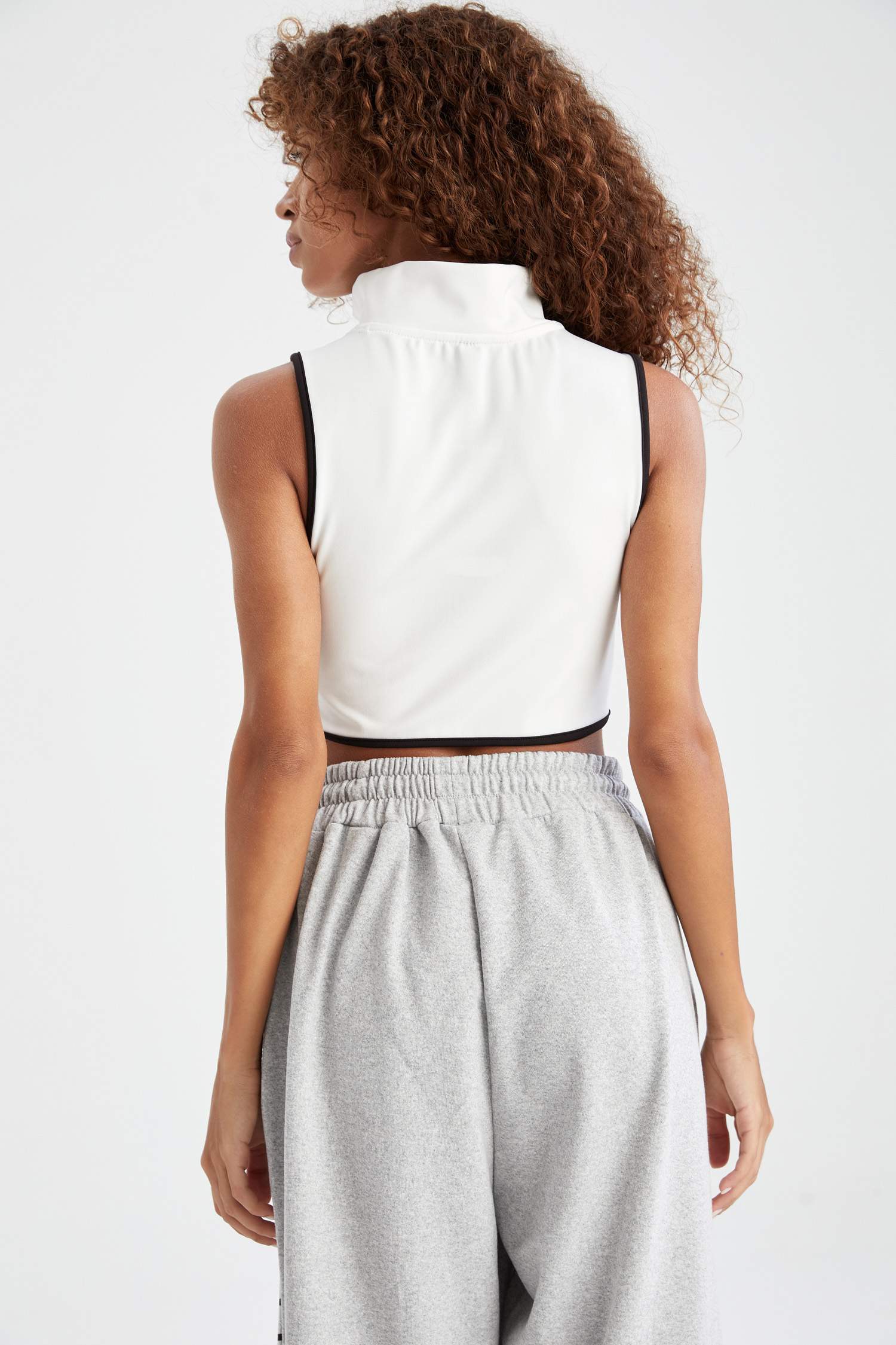 Yarım Fermuarlı Yaka Slim Fit Crop Kolsuz Tişört