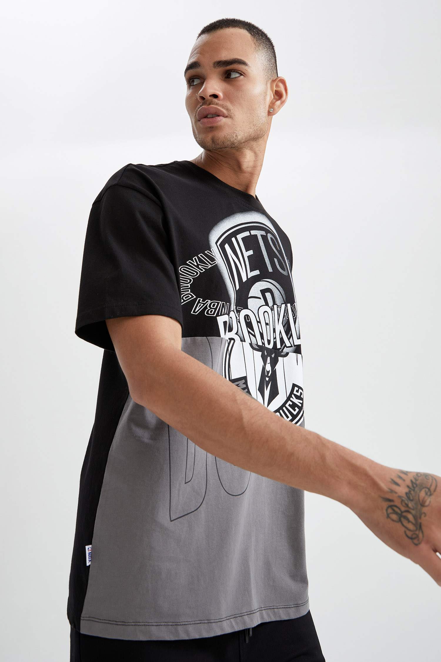 Oversize Fit NBA Lisanslı Baskılı Bisiklet Yaka Kısa Kollu Tişört