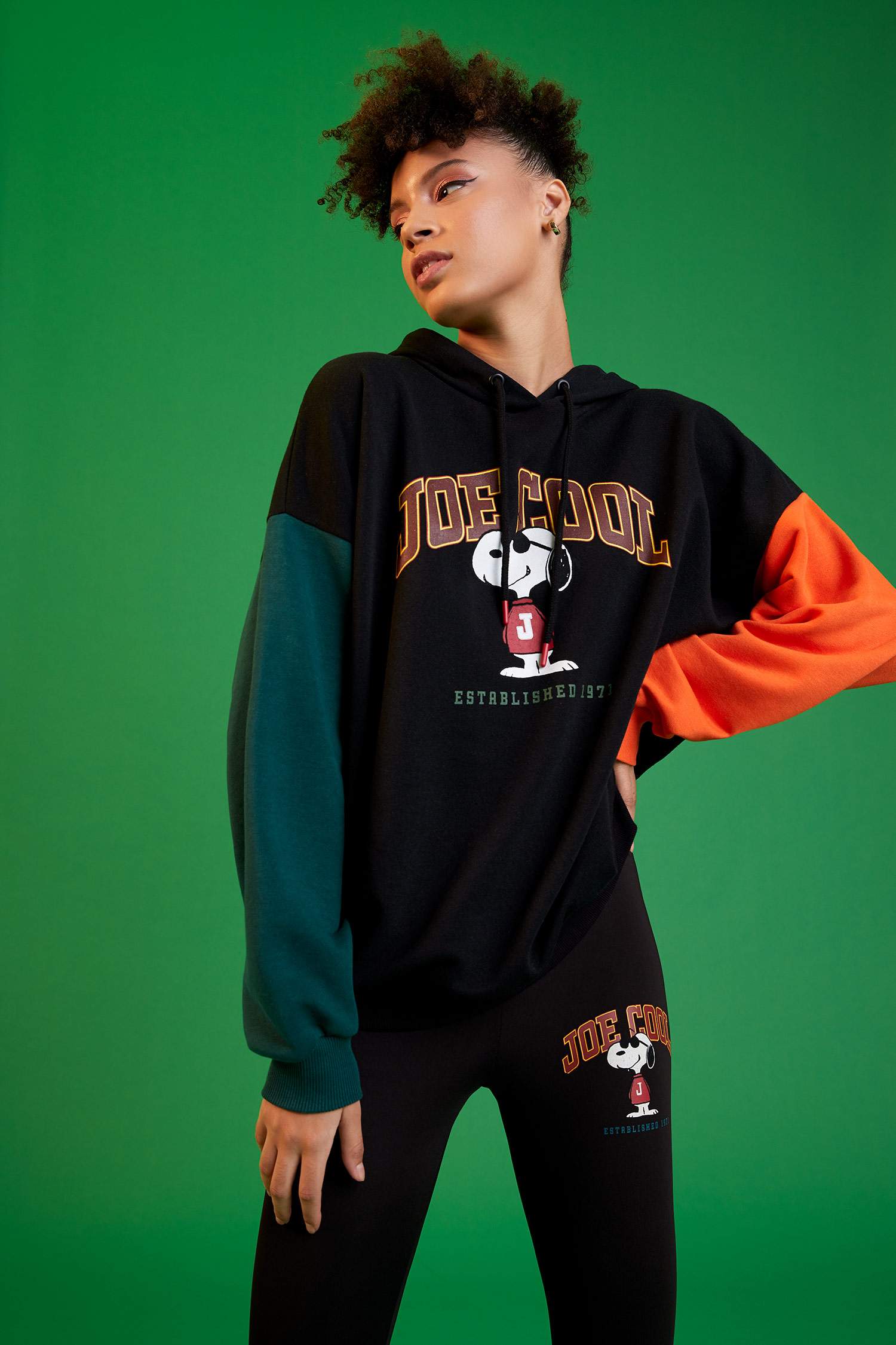 Snoopy Lisanslı Oversize Fit Kapüşonlu Uzun Kollu Sweatshirt