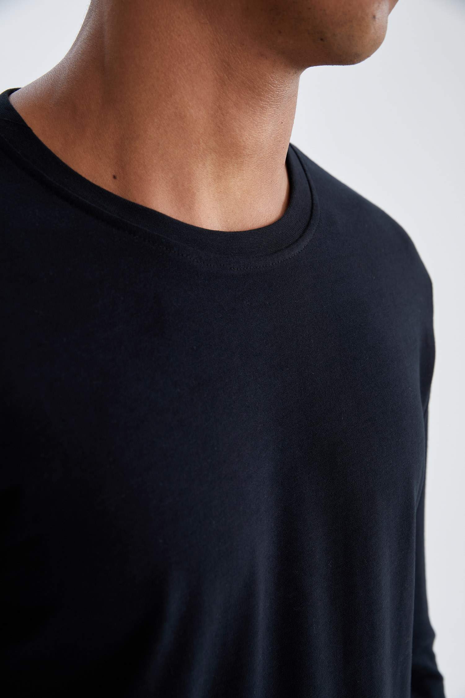 Slim Fit Cepsiz Uzun Kollu Tişört