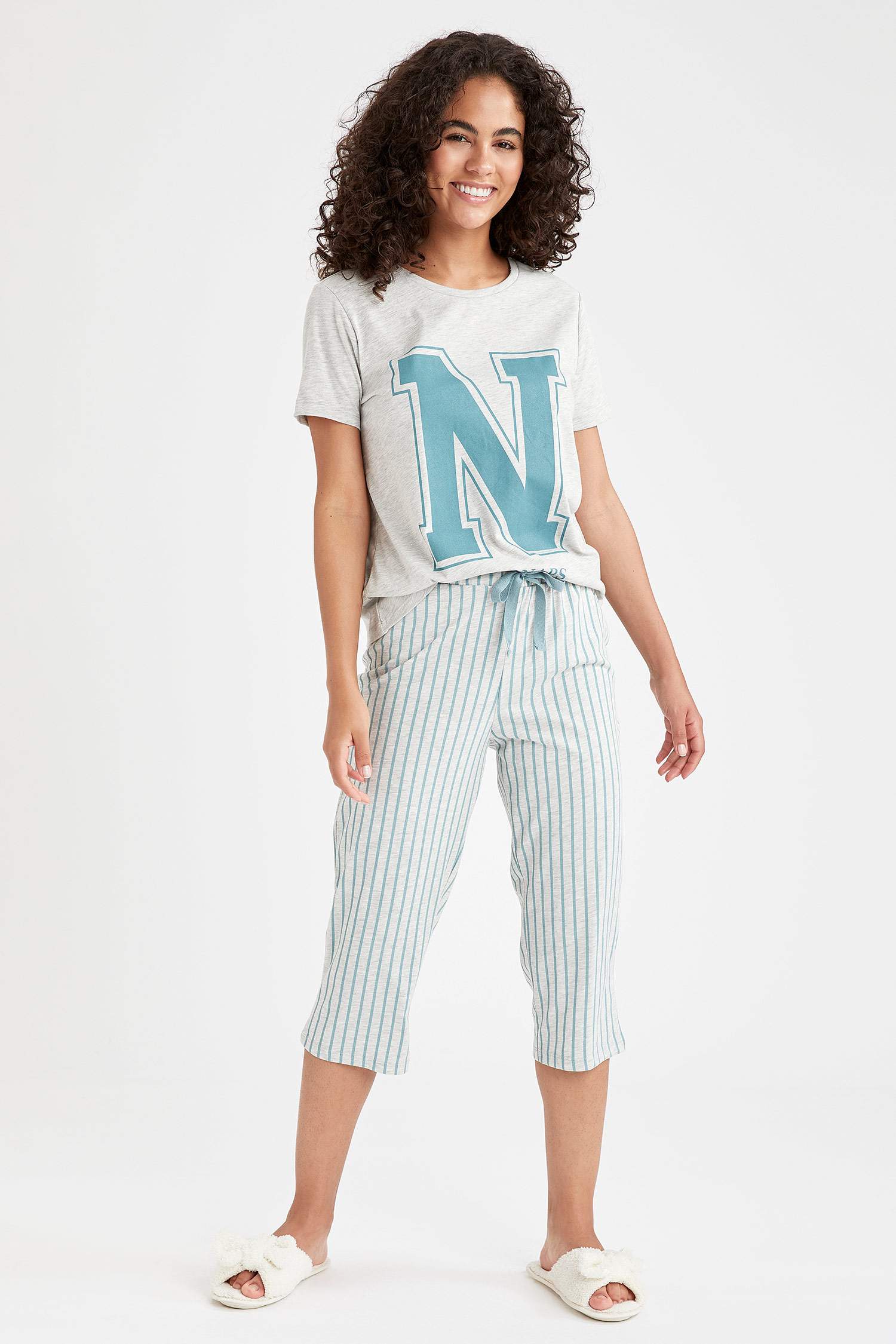 Slogan Baskılı Kısa Kollu Üst ve Çizgili Kapri Pijama Takımı