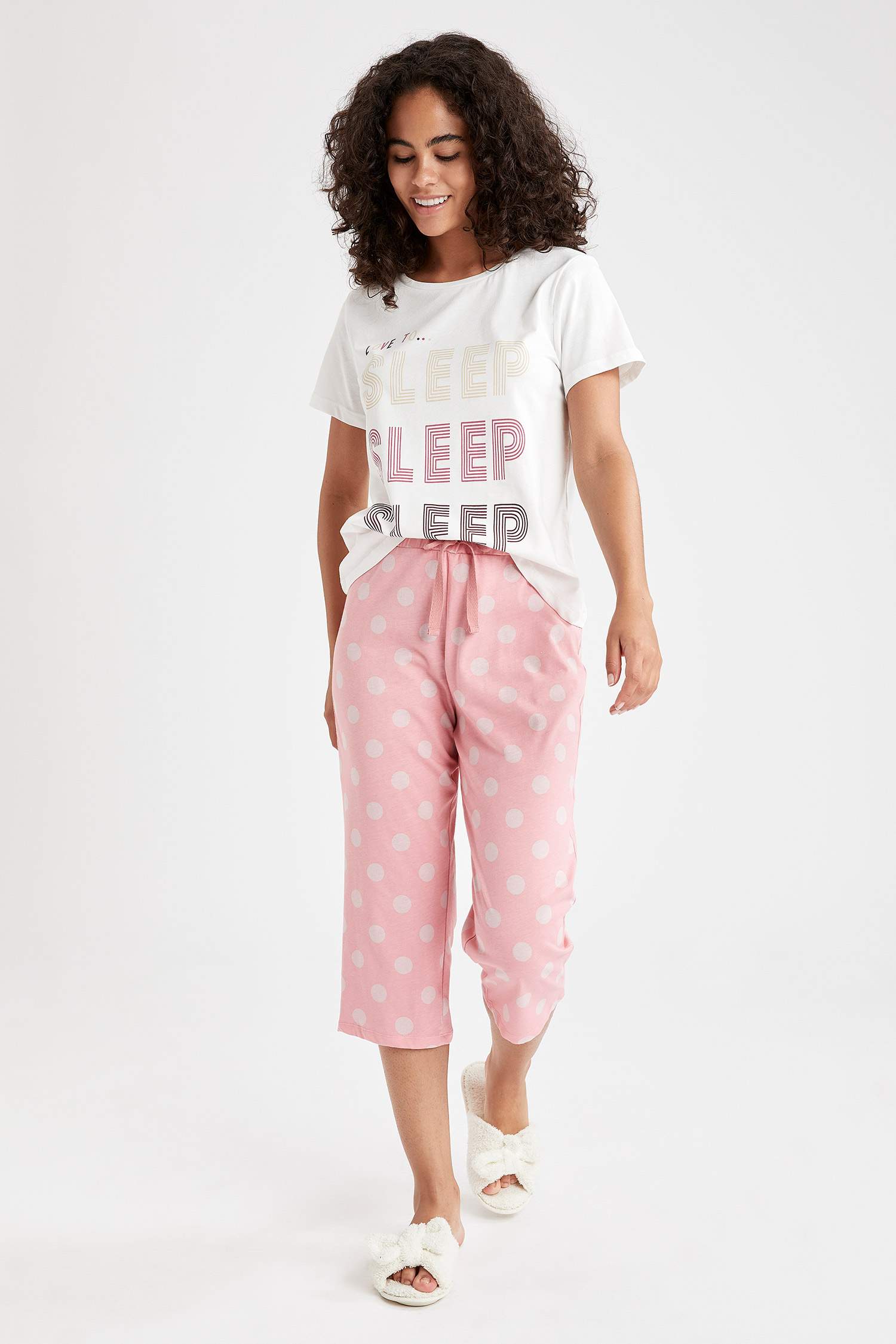 Slogan Baskılı Kısa Kollu Üst ve Puantiyeli Kapri Pijama Takımı