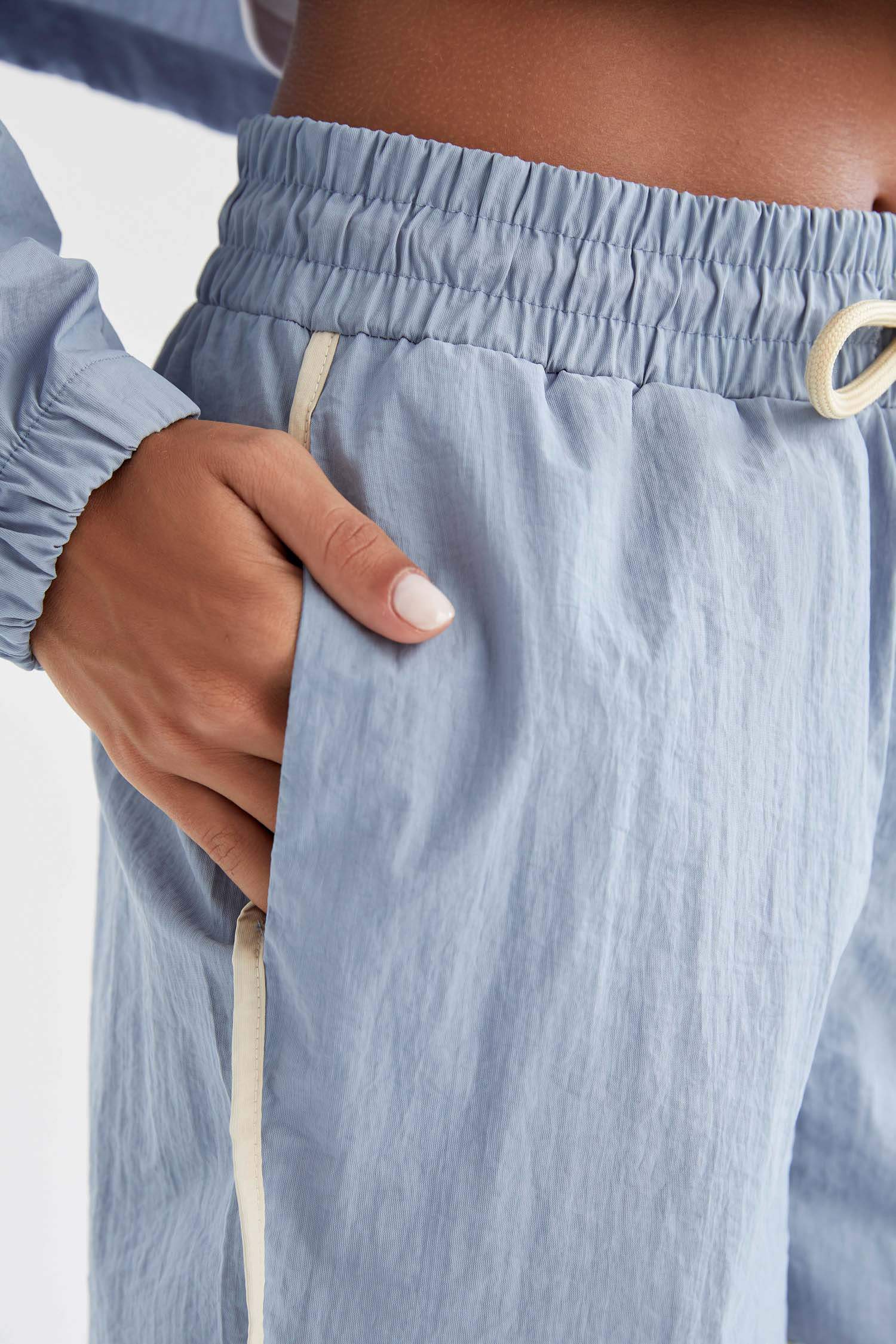 Beli Lastikli Şerit Detaylı Relax Fit Mini Spor Şort