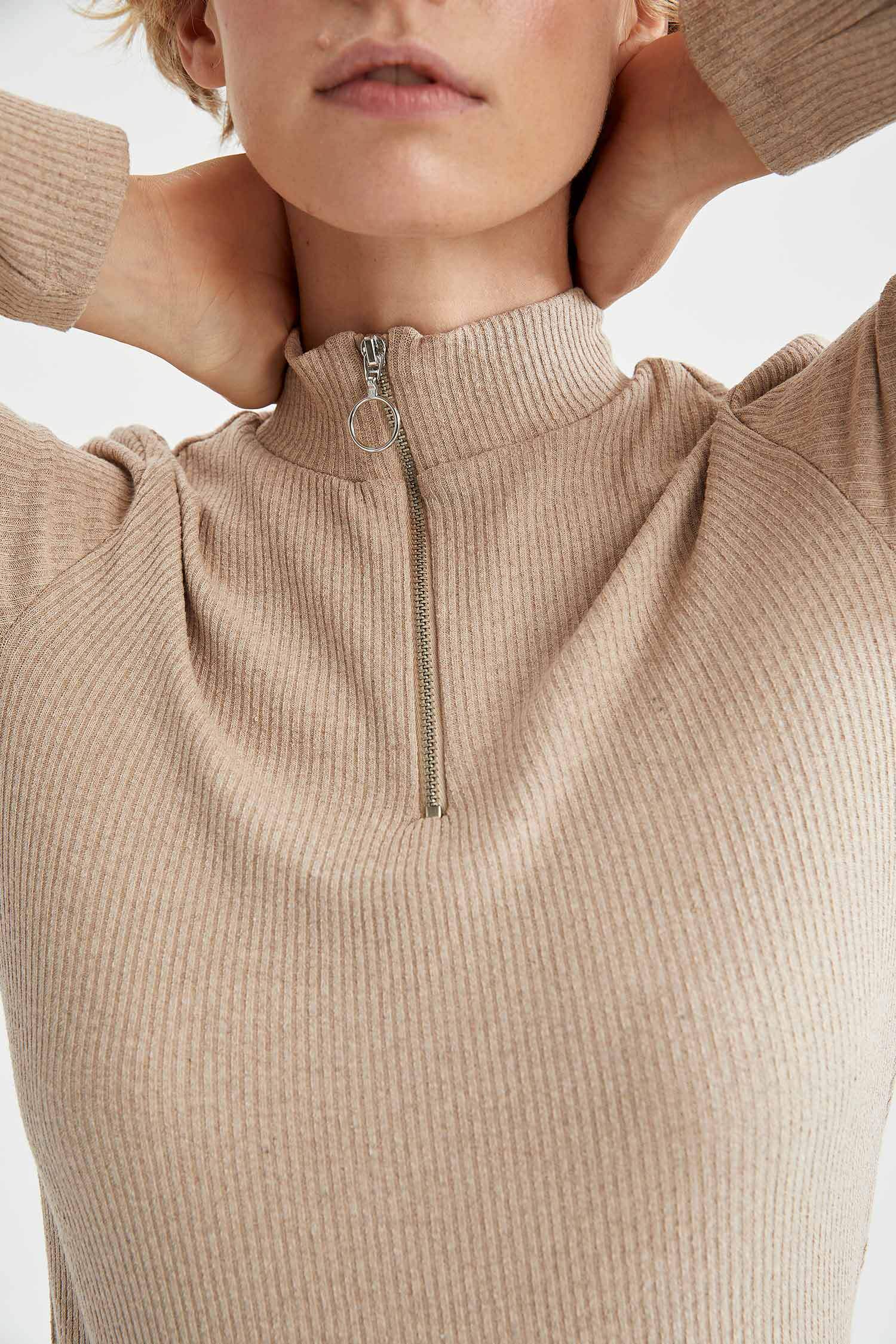 Yarım Balıkçı Yaka Fermuarlı Slim Fit Tişört