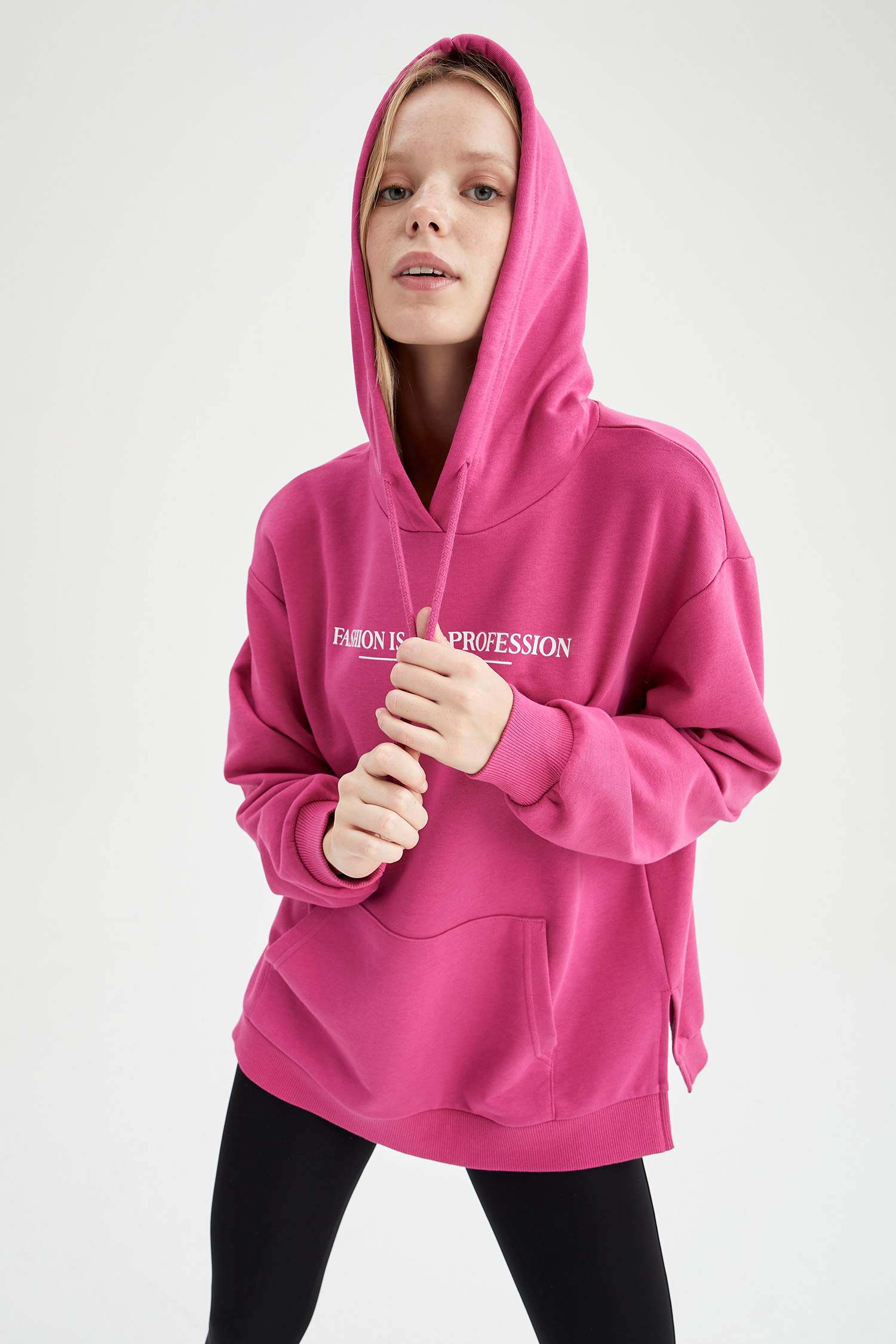 Slogan Baskılı Kapüşonlu Kanguru Cepli Oversize Fit Yırtmaçlı Sweatshirt