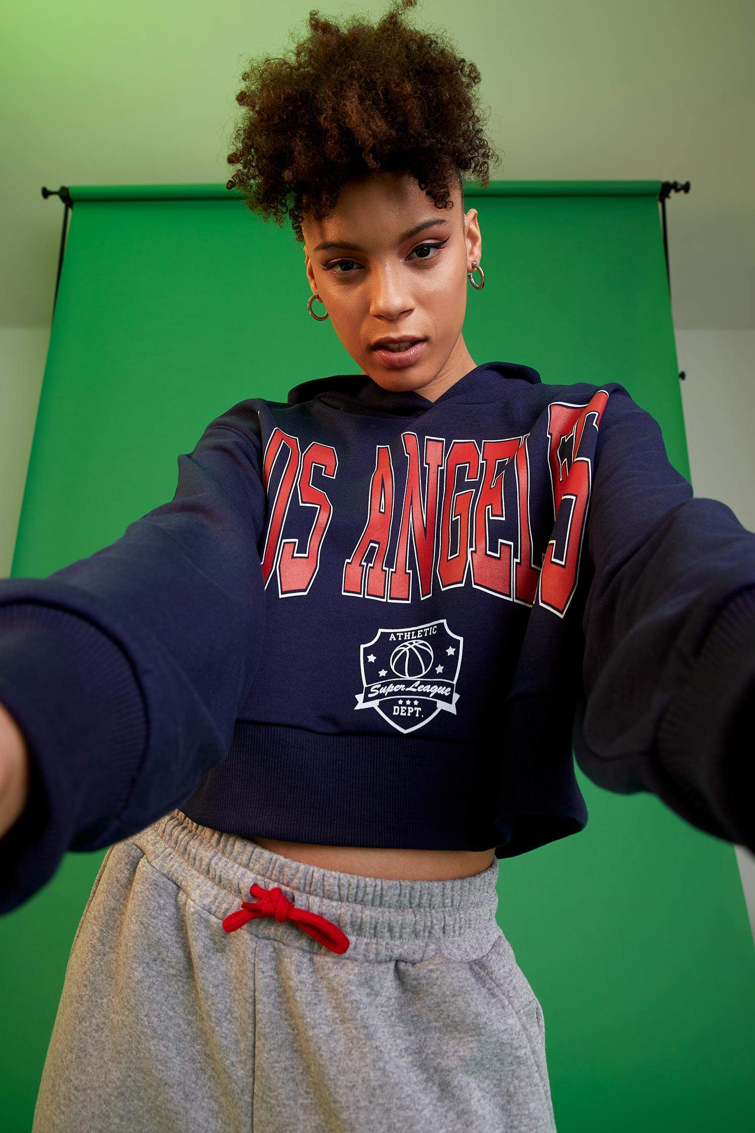 Coool Kolej Desenli Kapüşonlu Oversize Fit Crop Sweatshirt