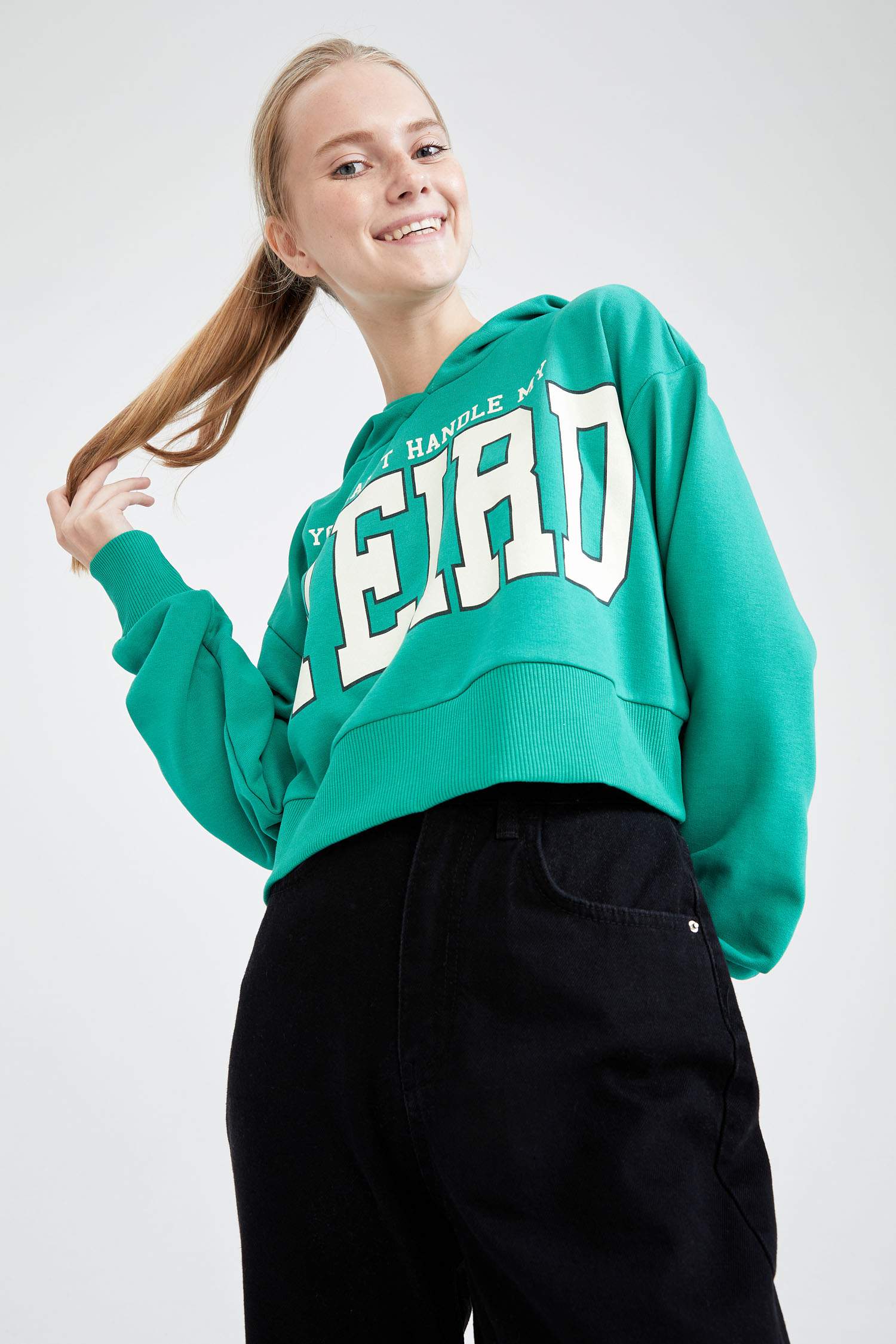 Slogan Baskılı Kapüşonlu Oversize Fit Crop Sweatshirt
