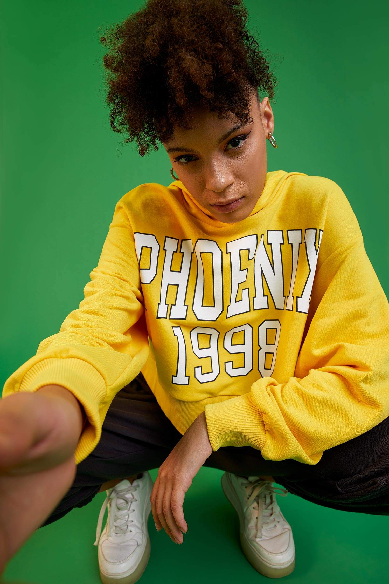 Coool Kolej Baskılı Oversize Fit Kapüşonlu Crop Sweatshirt