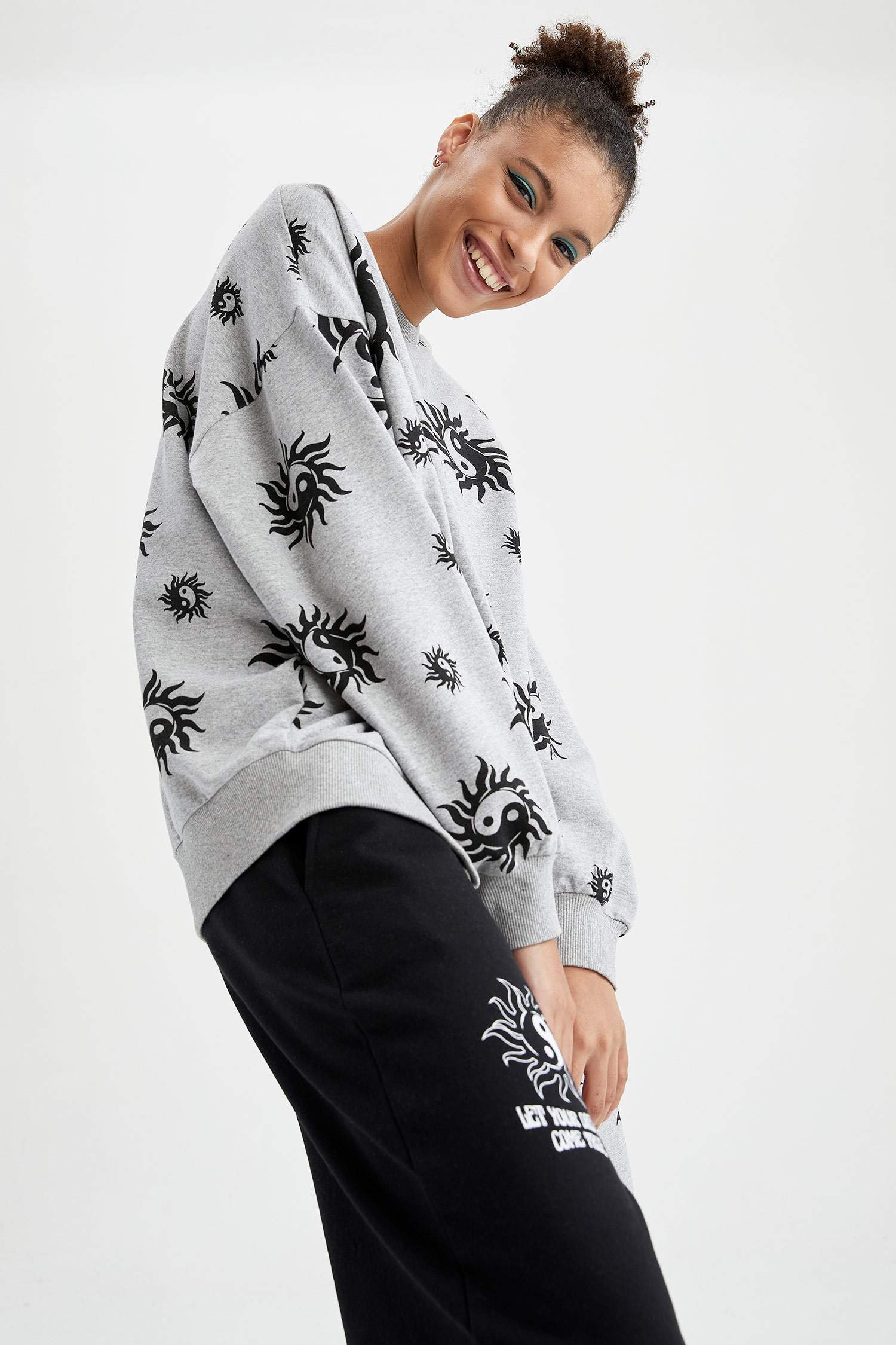 Mistik Desenli Oversize Fit Bisiklet Yaka Uzun Kollu Sweatshirt