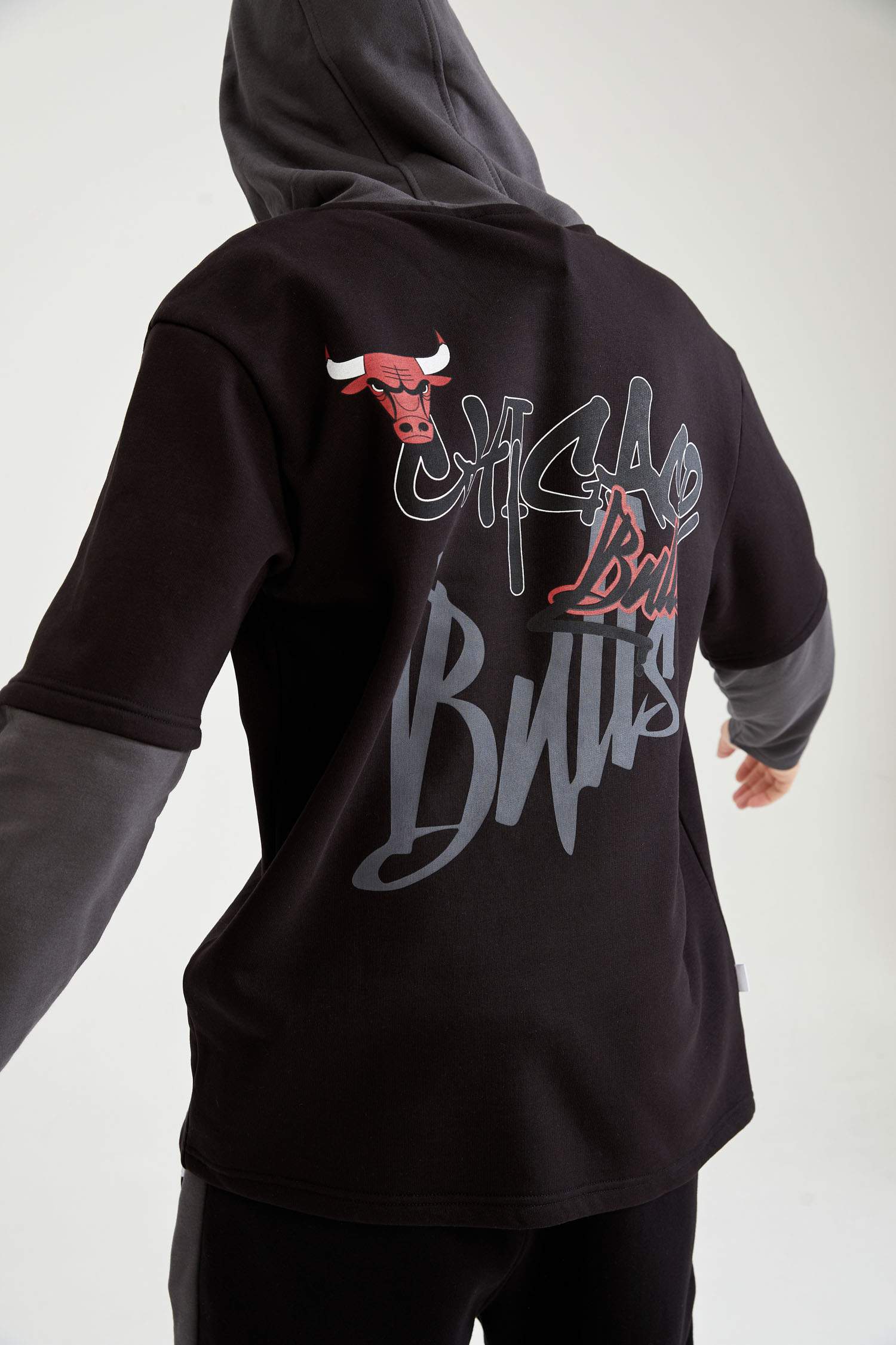 NBA Chicago Bulls Lisanslı Oversize Fit Kapüşonlu Sırt Baskılı Pamuklu Sweatshirt