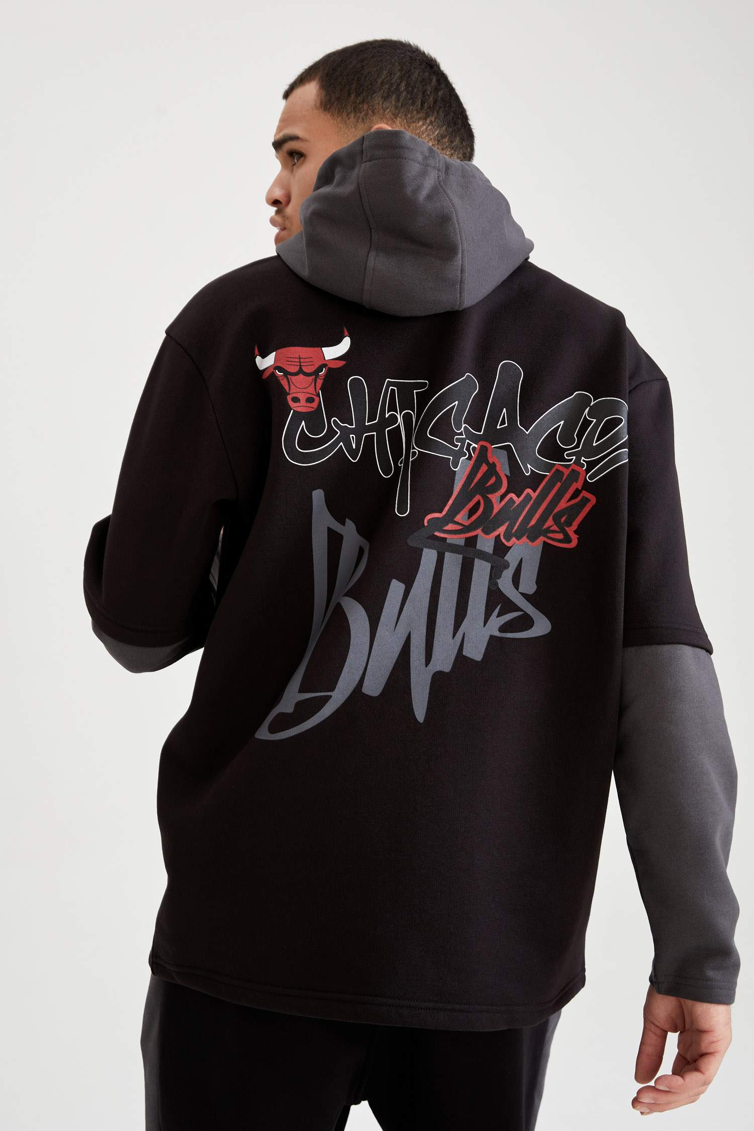 NBA Chicago Bulls Lisanslı Oversize Fit Kapüşonlu Sırt Baskılı Pamuklu Sweatshirt