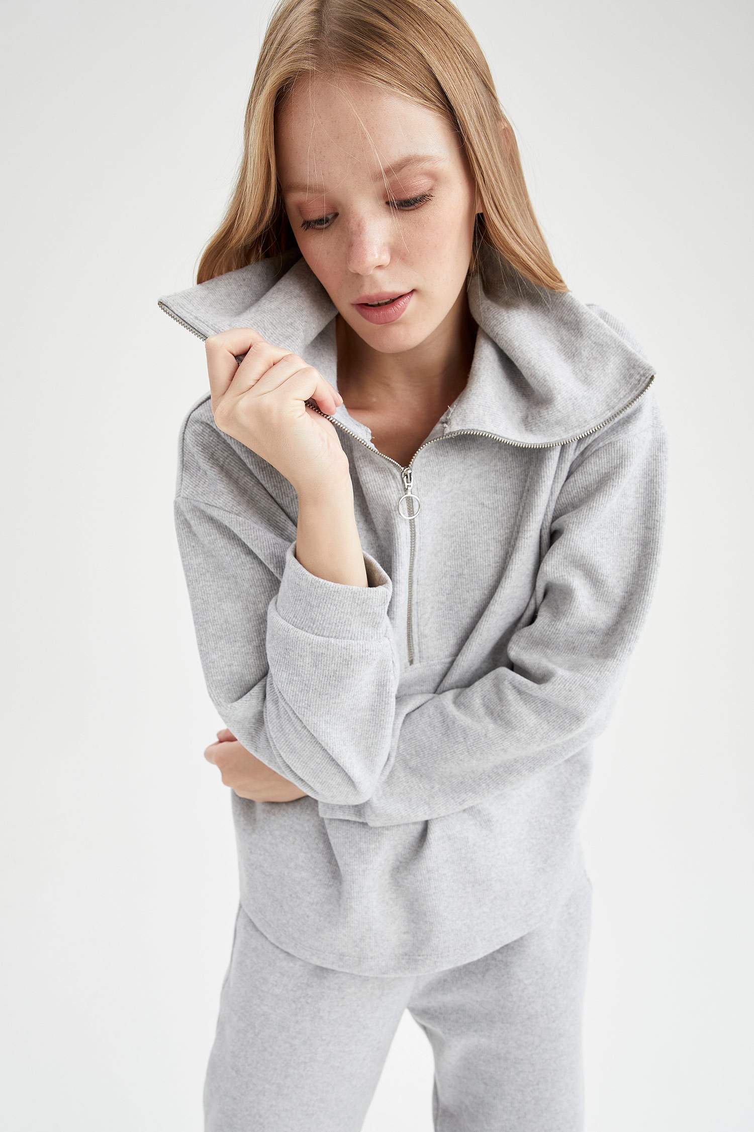 Regular Fit Balıkçı Yaka Fermuarlı Uzun Kollu Sweatshirt