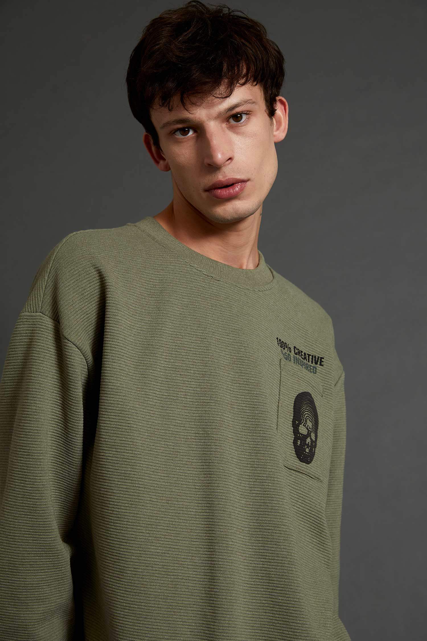 Oversize Bisiklet Yaka Tek Cepli Uzun Kollu Kuru Kafa Baskılı Sweatshirt