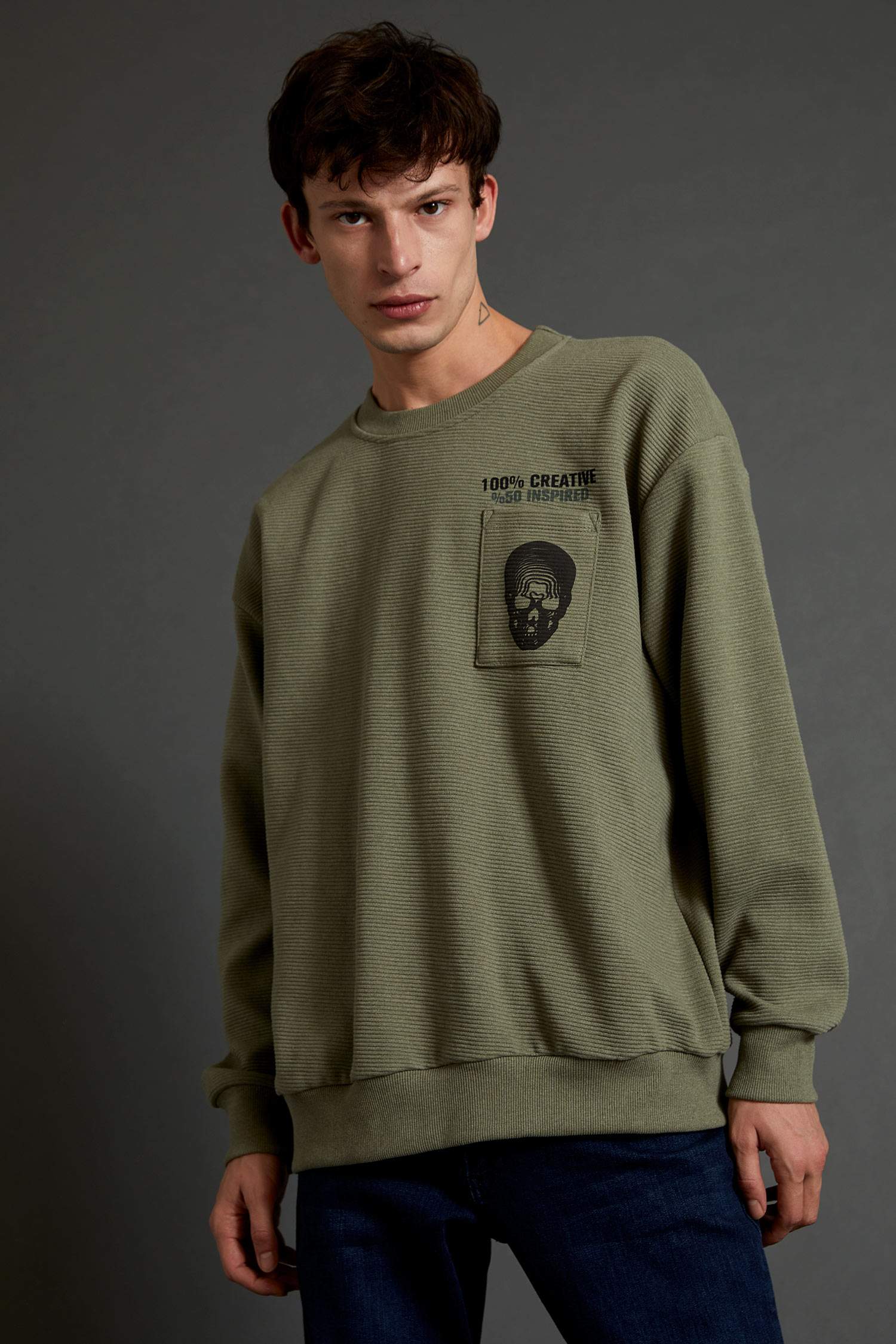 Oversize Bisiklet Yaka Tek Cepli Uzun Kollu Kuru Kafa Baskılı Sweatshirt