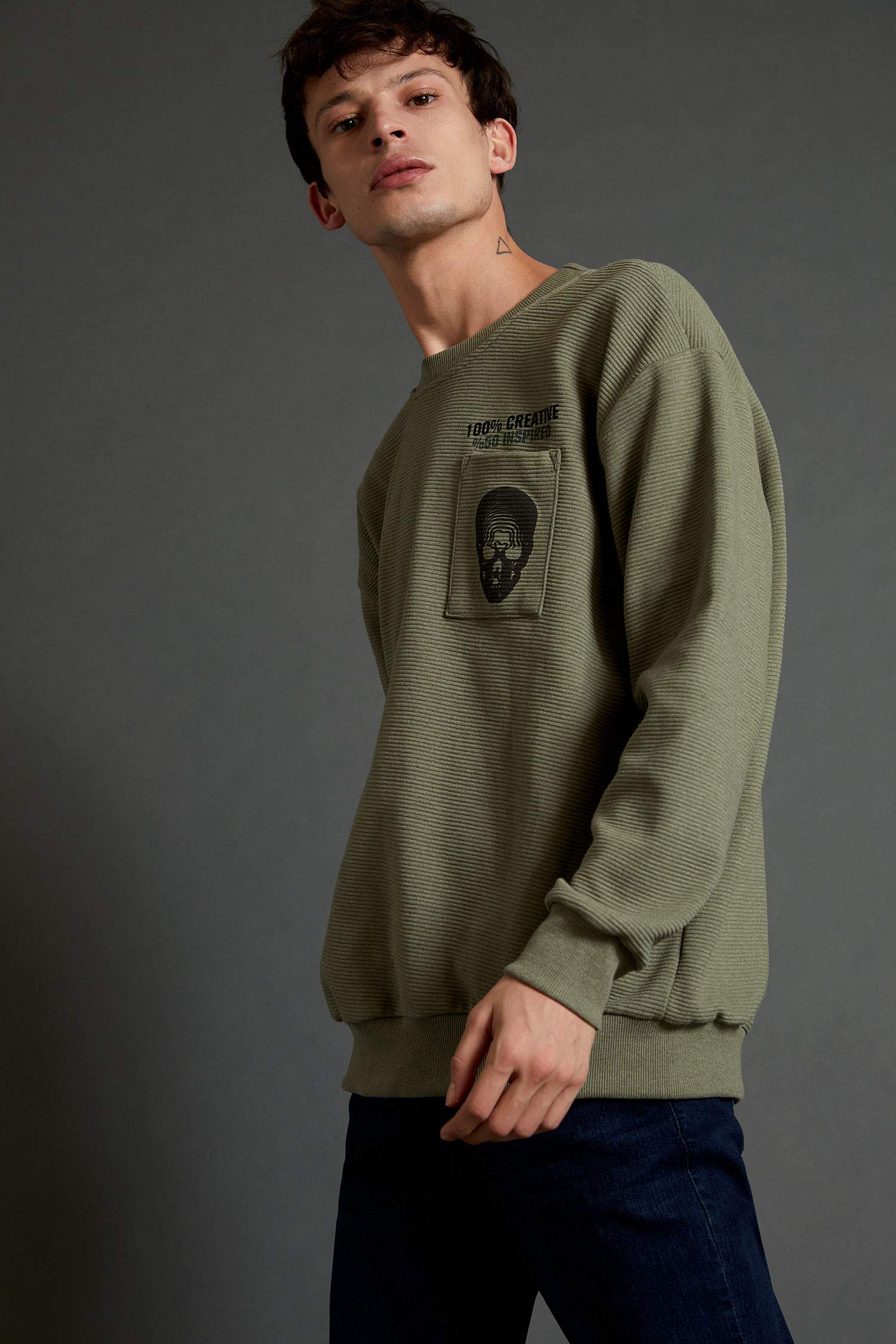 Oversize Bisiklet Yaka Tek Cepli Uzun Kollu Kuru Kafa Baskılı Sweatshirt