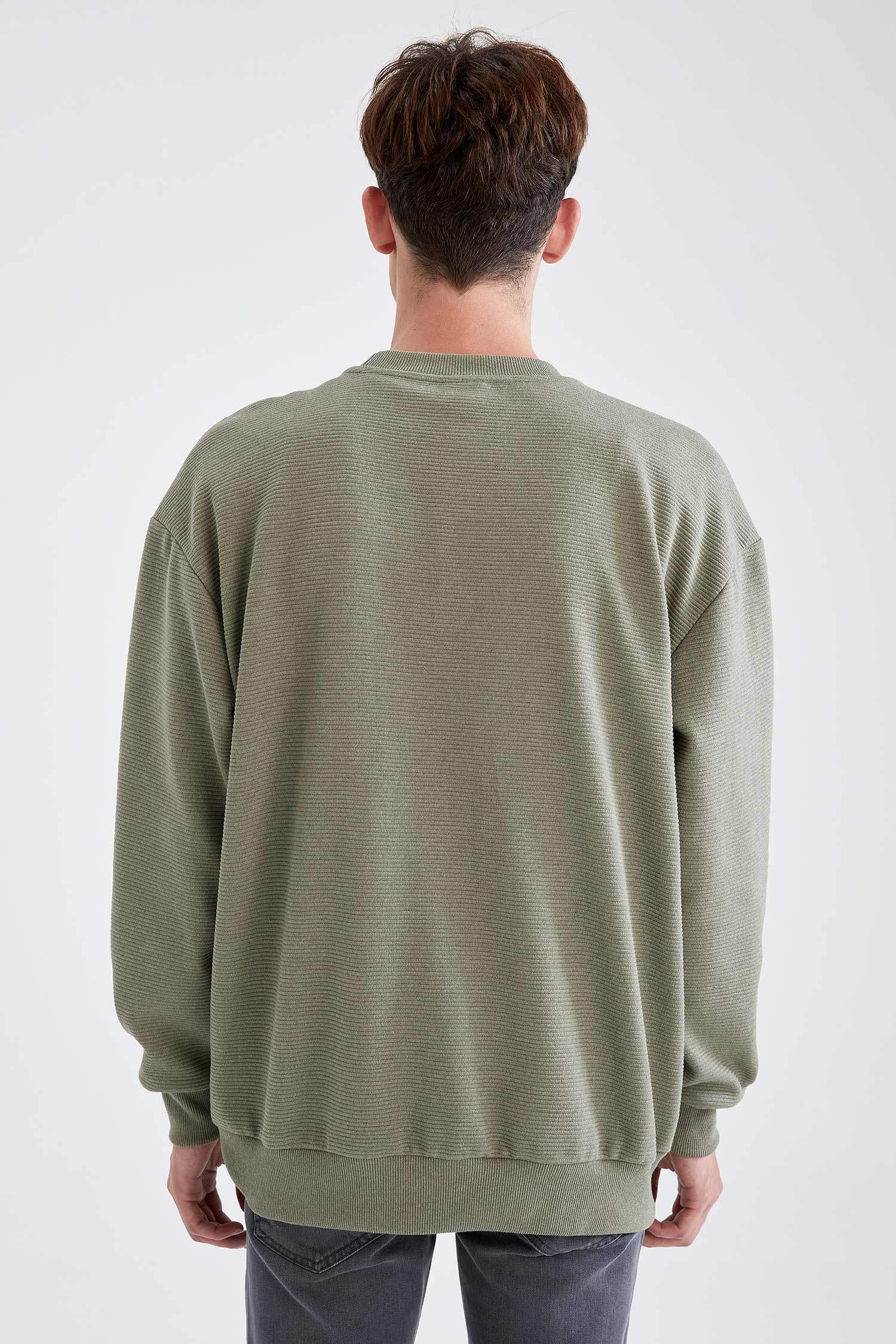 Oversize Bisiklet Yaka Tek Cepli Uzun Kollu Kuru Kafa Baskılı Sweatshirt