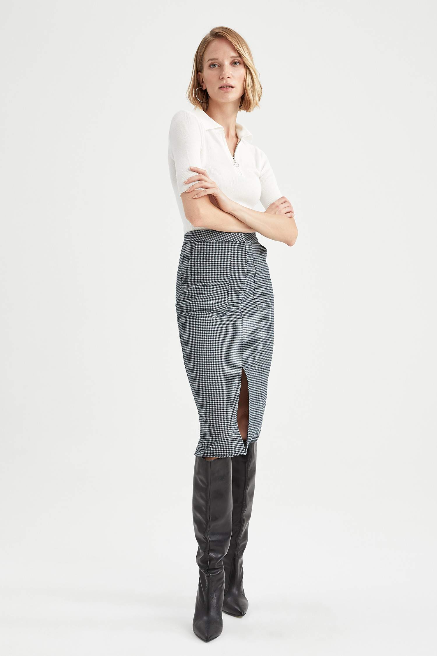 Yırtmaç Detaylı Fermuarlı Slim Fit Etek
