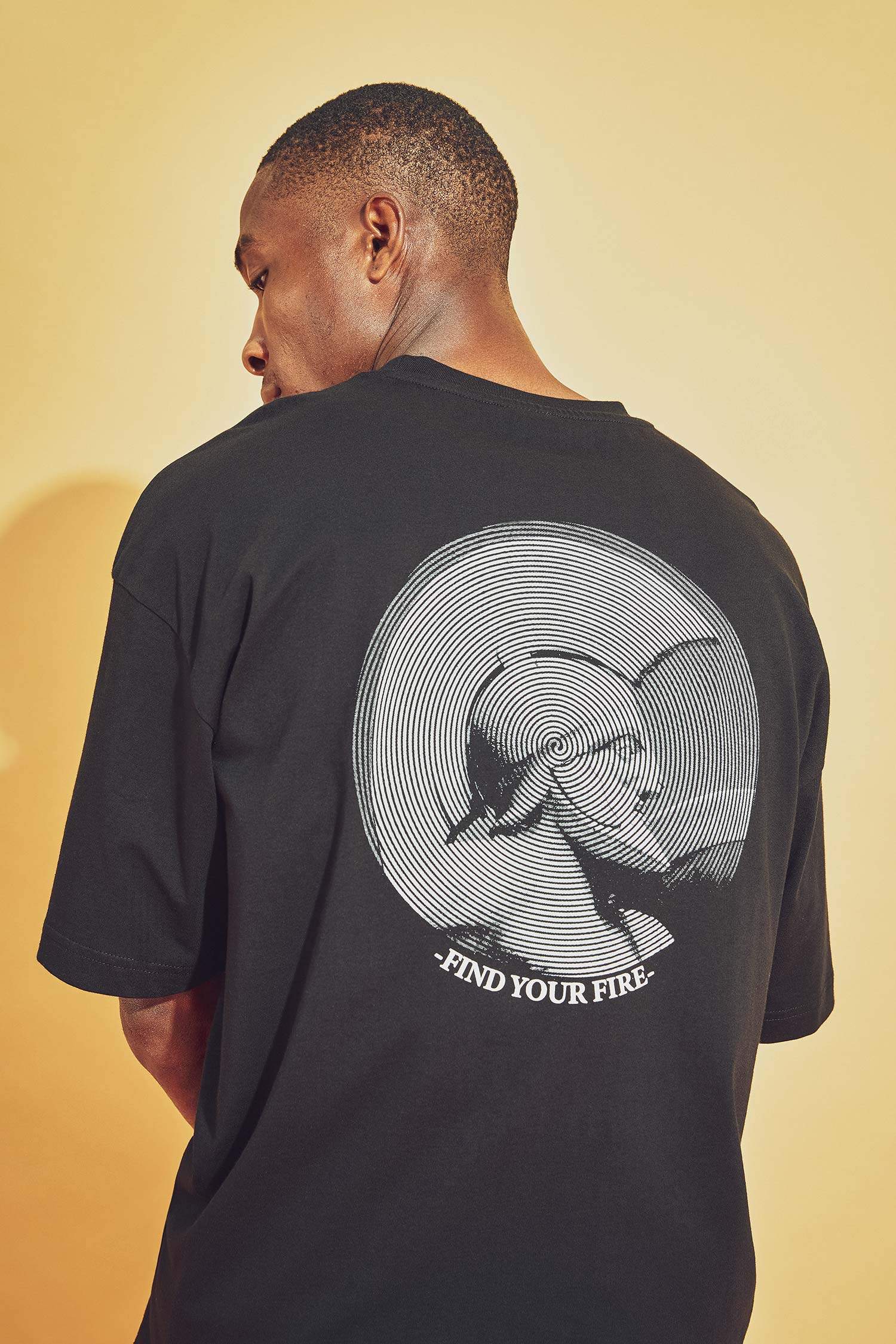 Oversize Fit Bisiklet Yaka Sırt Baskılı Kısa Kollu Tişört