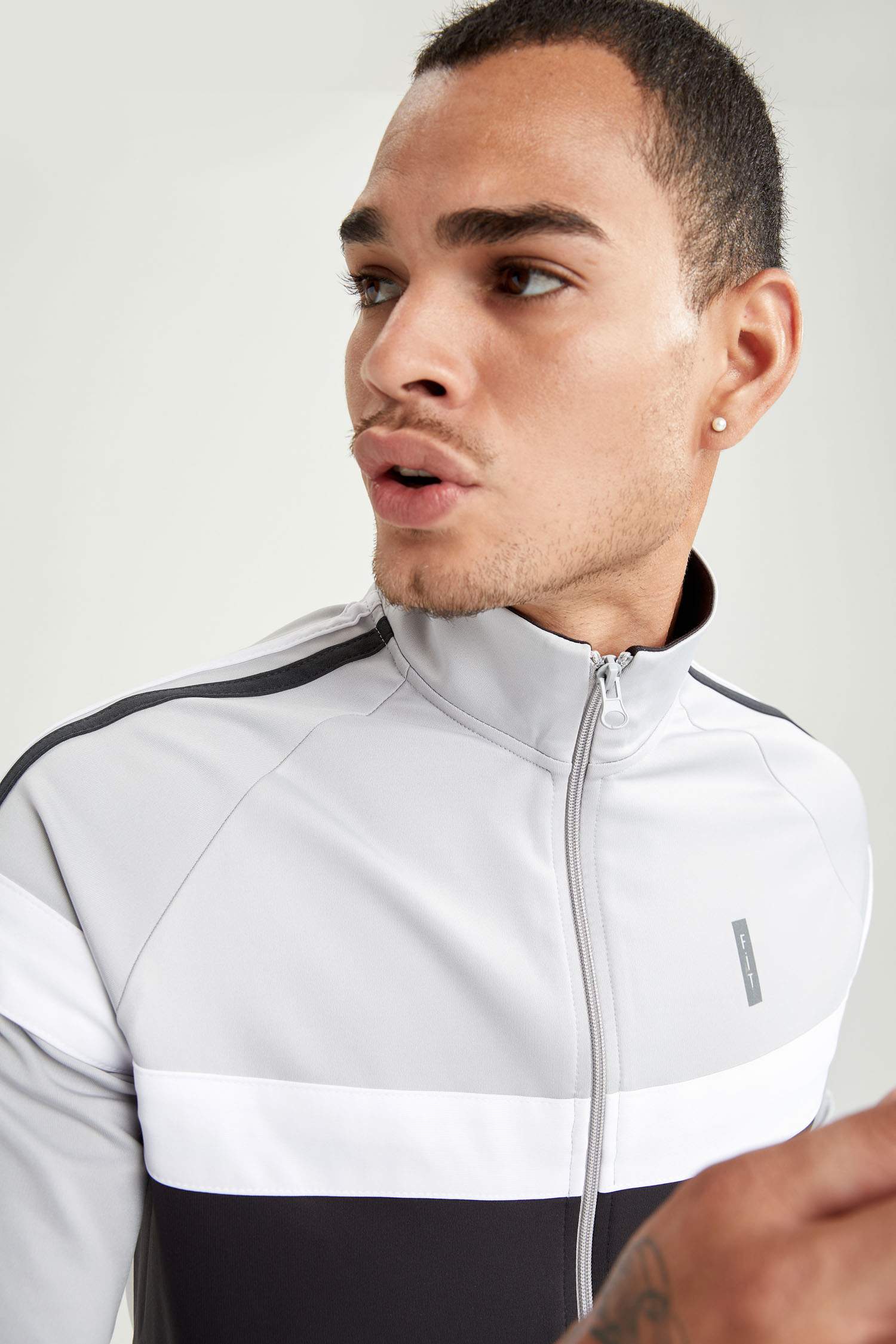 Slim Fit Dik Yaka Fermuarlı Spor Hırka