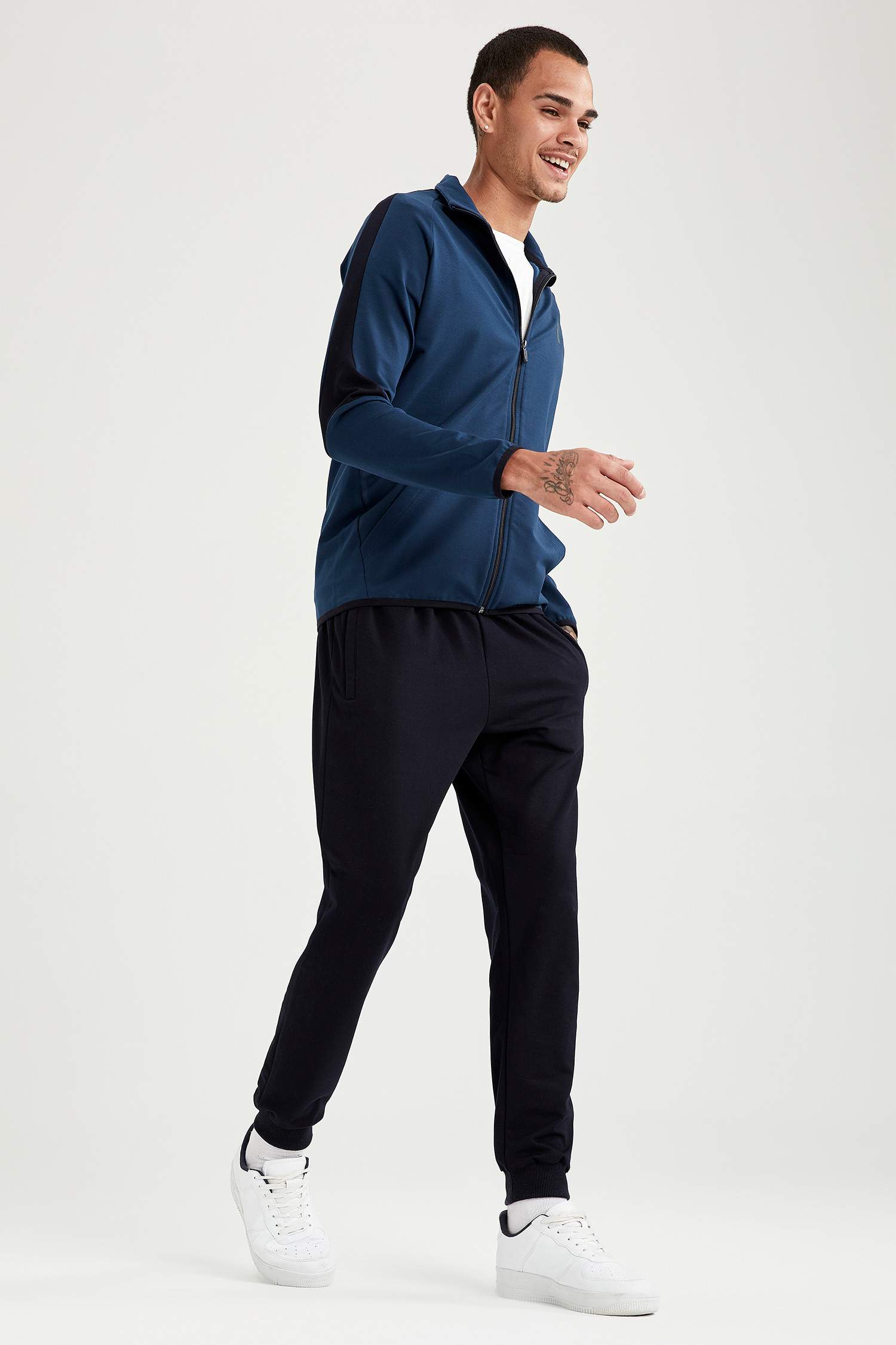Slim Fit Dik Yaka Fermuarlı Spor Hırka