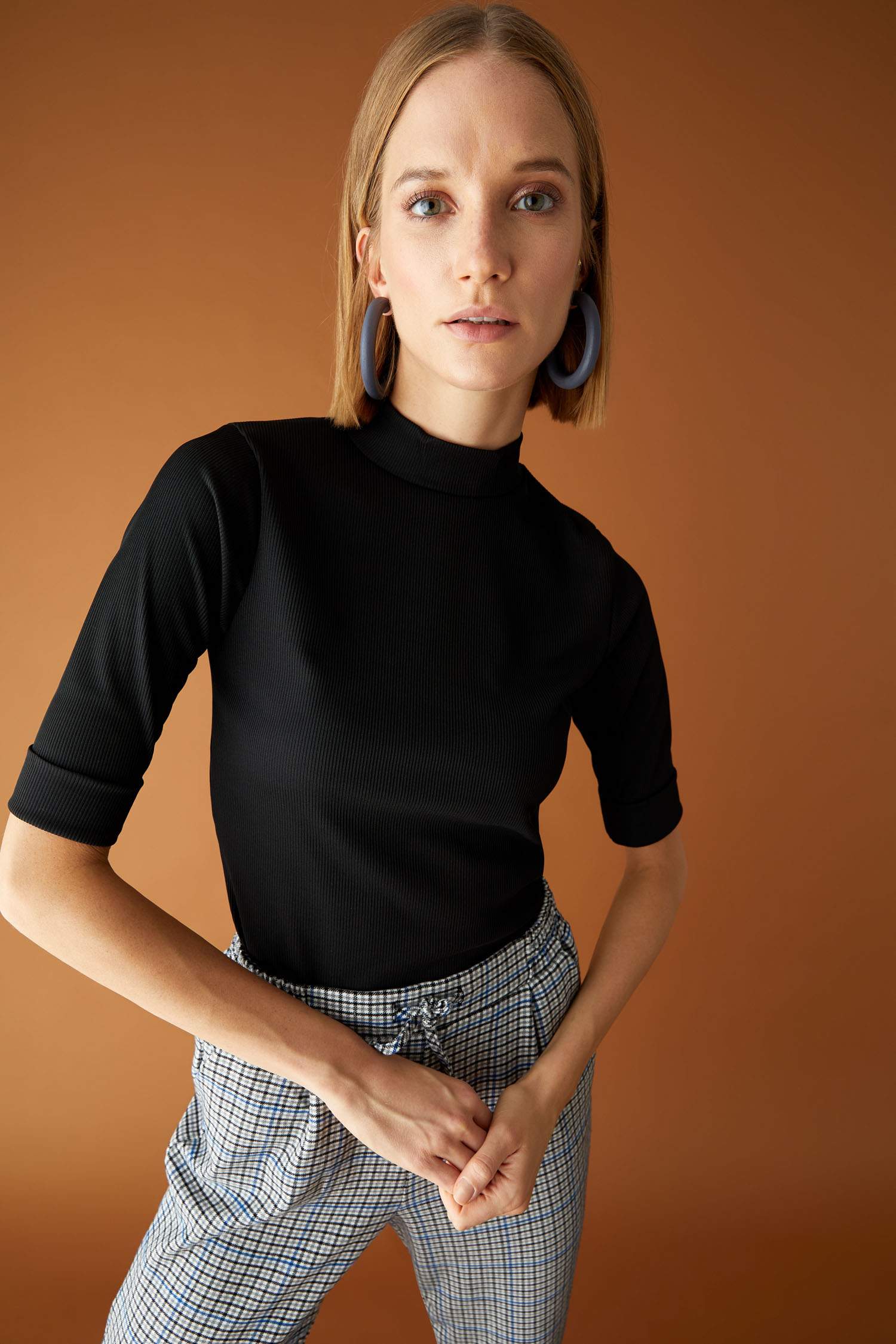 Dik Yaka Slim Fit Kısa Kollu Tişört