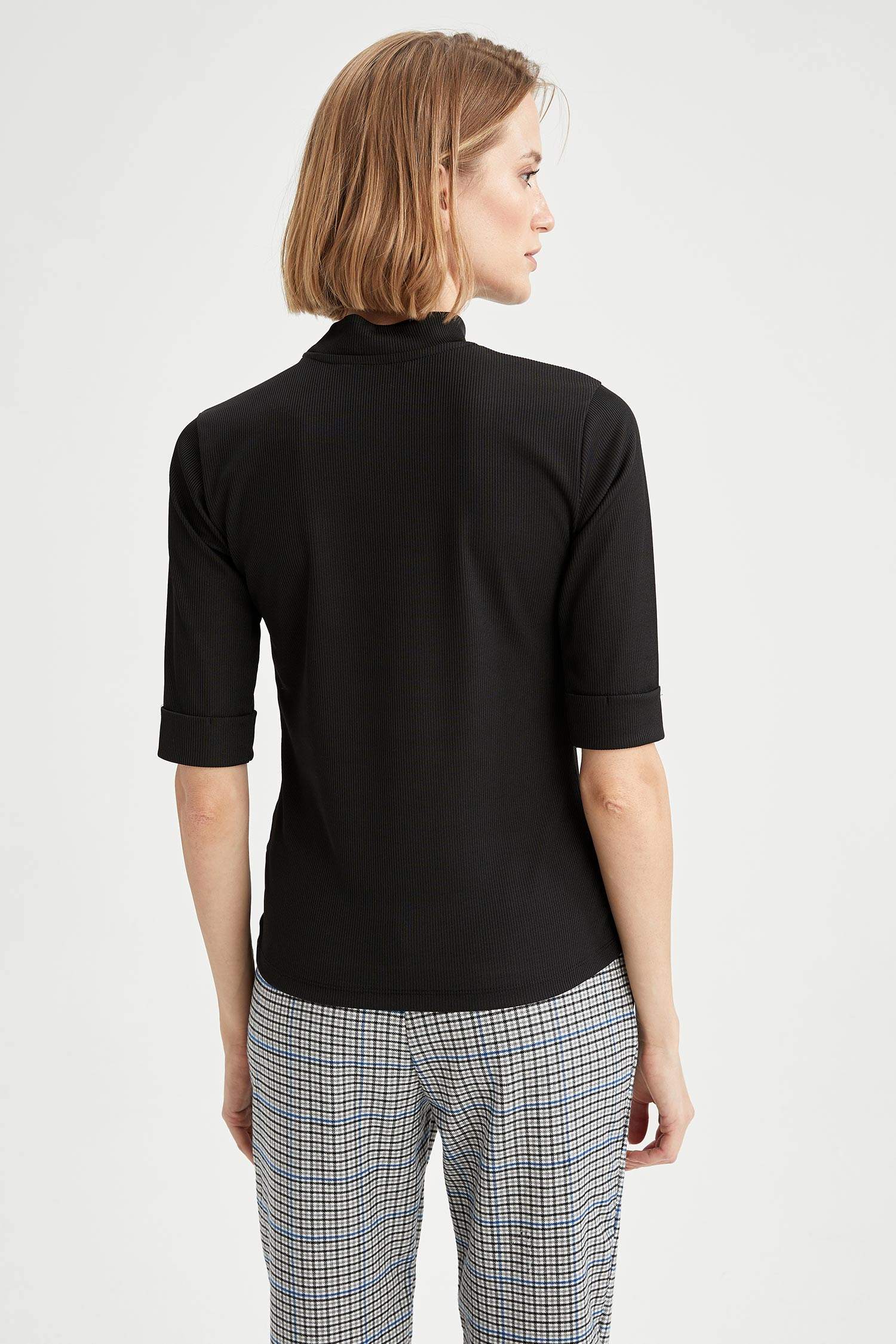 Dik Yaka Slim Fit Kısa Kollu Tişört